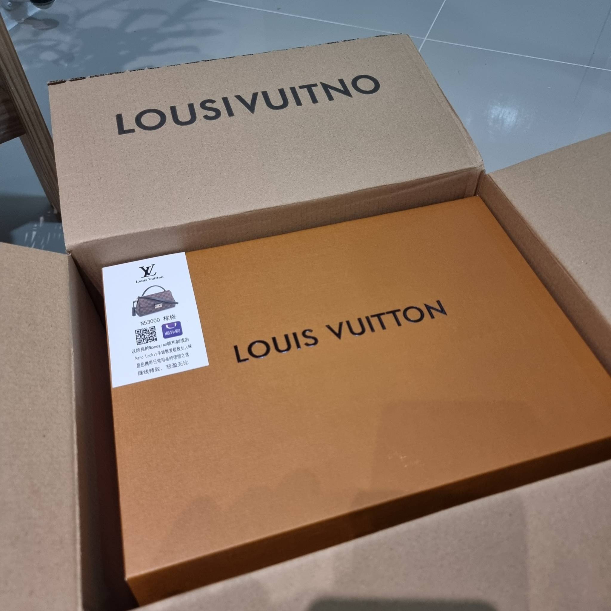 LV CROISETTE CROSSBODY BAG ให้สาวๆได้สวย ในราคาจับต้องได้ กับกระเป๋าสะพายข้าง ดีไซน์ลวดลายตารางเอกลักษณ์ คลาสสิคแต่ดูผู้ดี วัสดุหนังแคนวาส เปิด-ปิดด้วยตัวล็อคแน่นหนา ภายในโล่งกว้าง ใส่ของสำคัญได้ครบถ้วน สายสะพายถอดออกได้ ปรับได้ มีหูจับในตัว ถือเก๋ๆ หรือจ