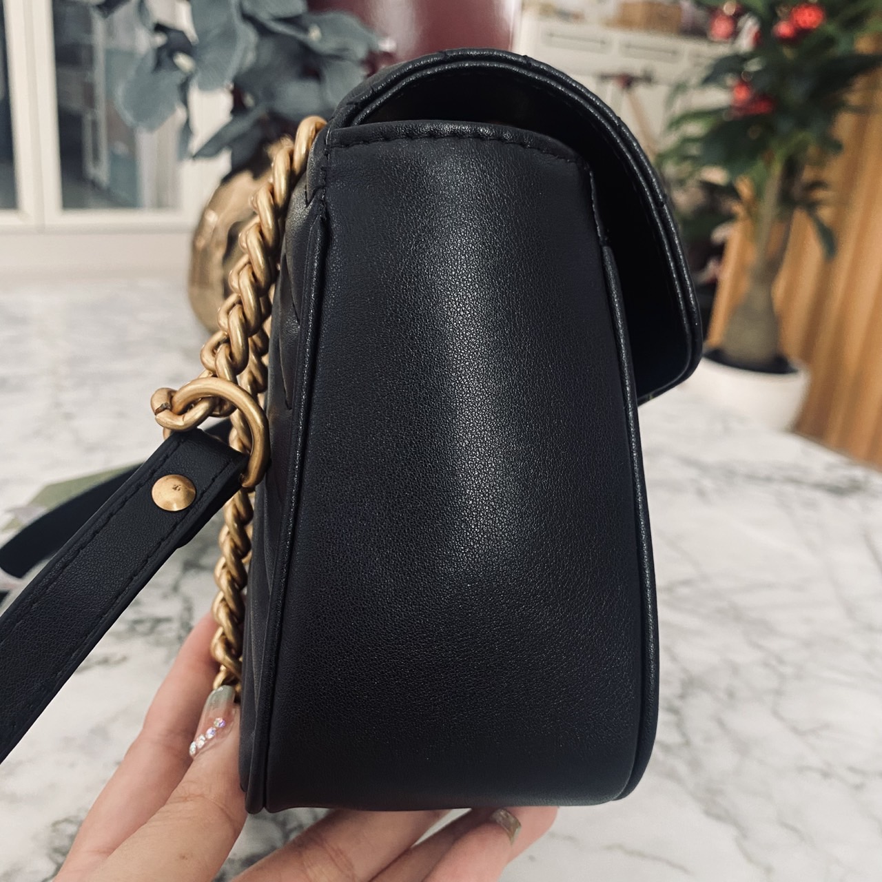 GUCCI GG Marmont Small Shoulder Bag กระเป๋าสะพายรุ่นคลาสสิค แต่งโลโก้สีทองโดดเด่น สวยหรูดูแพงขับผิว อัพลุคได้สบายๆ ด้านหลังดีไซน์รูปหัวใจ 🖤