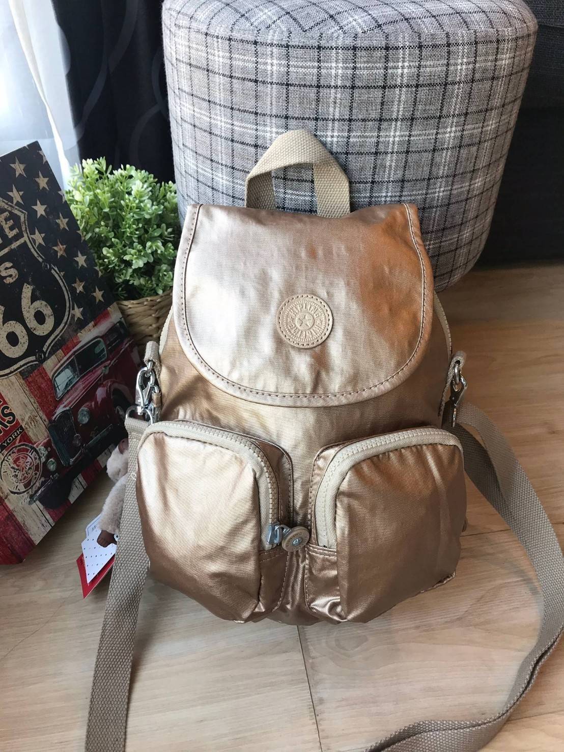 Kipling Basic Firefly Up Small Backpack กระเป๋าเป้/ สะพายข้าง 2 way วัสดุ Polyamide 100% เปิดปิดด้วยตัวล็อค 2 ชั้น มีช่องใช้งานหลายช่อง รวมถึง ช่องซิปด้านหน้า มาพร้อมสายสะพายอีก 1 เส้น ด้านหลัง มีช่องสำหรับเก็บสายเป้ ปรับเปลี่ยนเป็นสะพายไหล่ พร้อมพวงกุญแจ