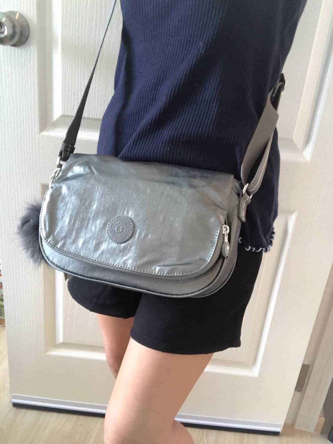 Kipling Basic Plus Earthbeat S Crossbody bag กระเป๋าสะพายทรงครอสบอดี้ สามารถสะพายได้ทั้งสายคู่และสายเดี่ยว มีดีเทลที่ฝาหน้ามีช่องซิปซ่อนทรงลึกและด้านหลังมีอีก1ช่อง ช่องหลักเปิดปิด2ชั้นด้วยกระดุมแม่เหล็กและซิปเดียวใช้งานง่าย ภายในใส่ได้ทั้งมินิไอแพค กระเป๋