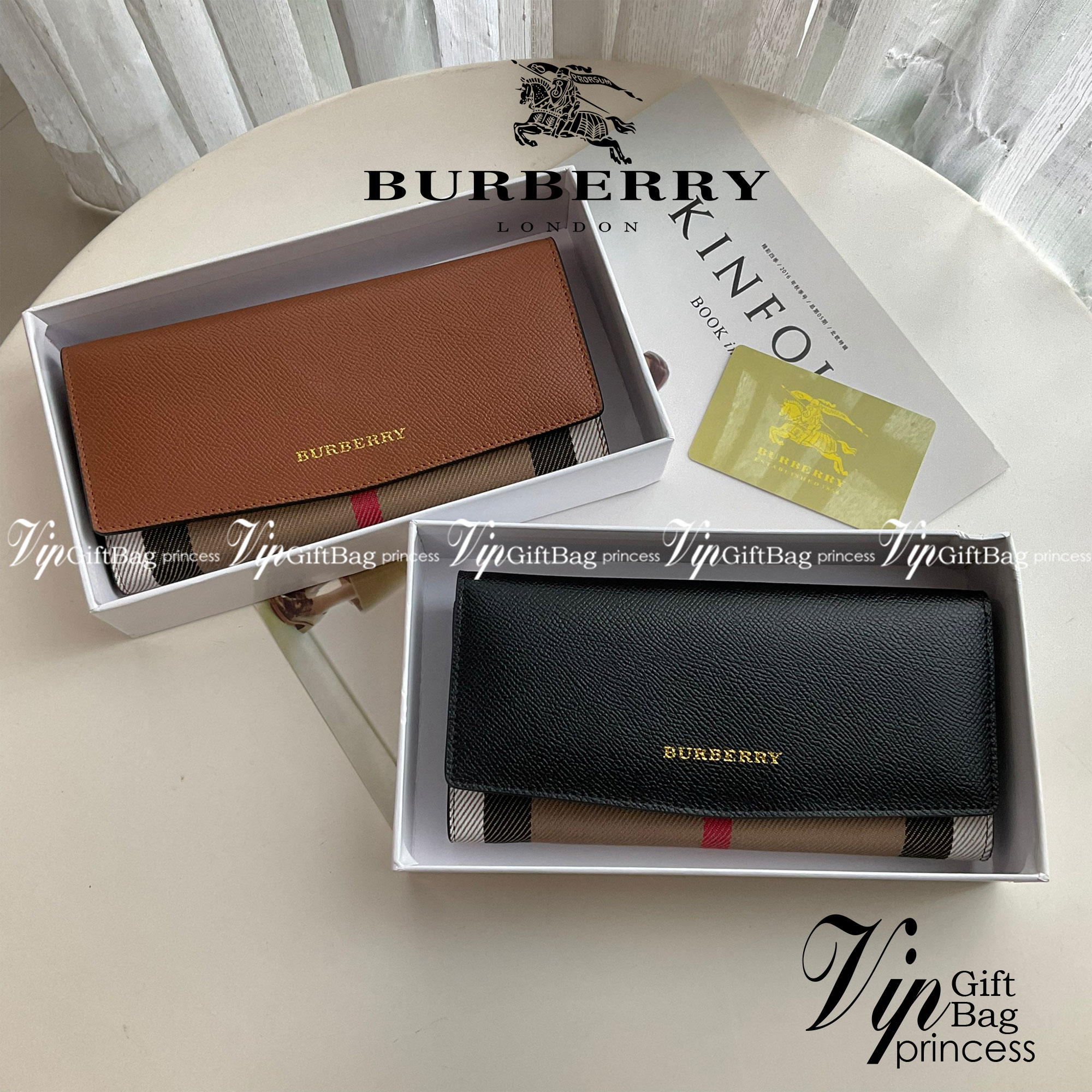 กระเป๋าสตางค์รับทรัพย์ ทรงหรู จากงาพรีเมี่ยมกิ๊ฟ Limited Edition จาก BURBERRY กระเป๋าสตางค์ใบยาวแบบพับกระดุม ทูโทนด้วยหนังแท้คาดผ้าลาย vintage ด้านในมีช่องใส่ธนบัตรยาวทั้งสองฝั่ง ช่องใส่บัตรได้อย่างน้อย 12 ช่อง และช่องเปิดด้วยซิปปั้มแบรนด์อะไหล่ทองสุดหรู 