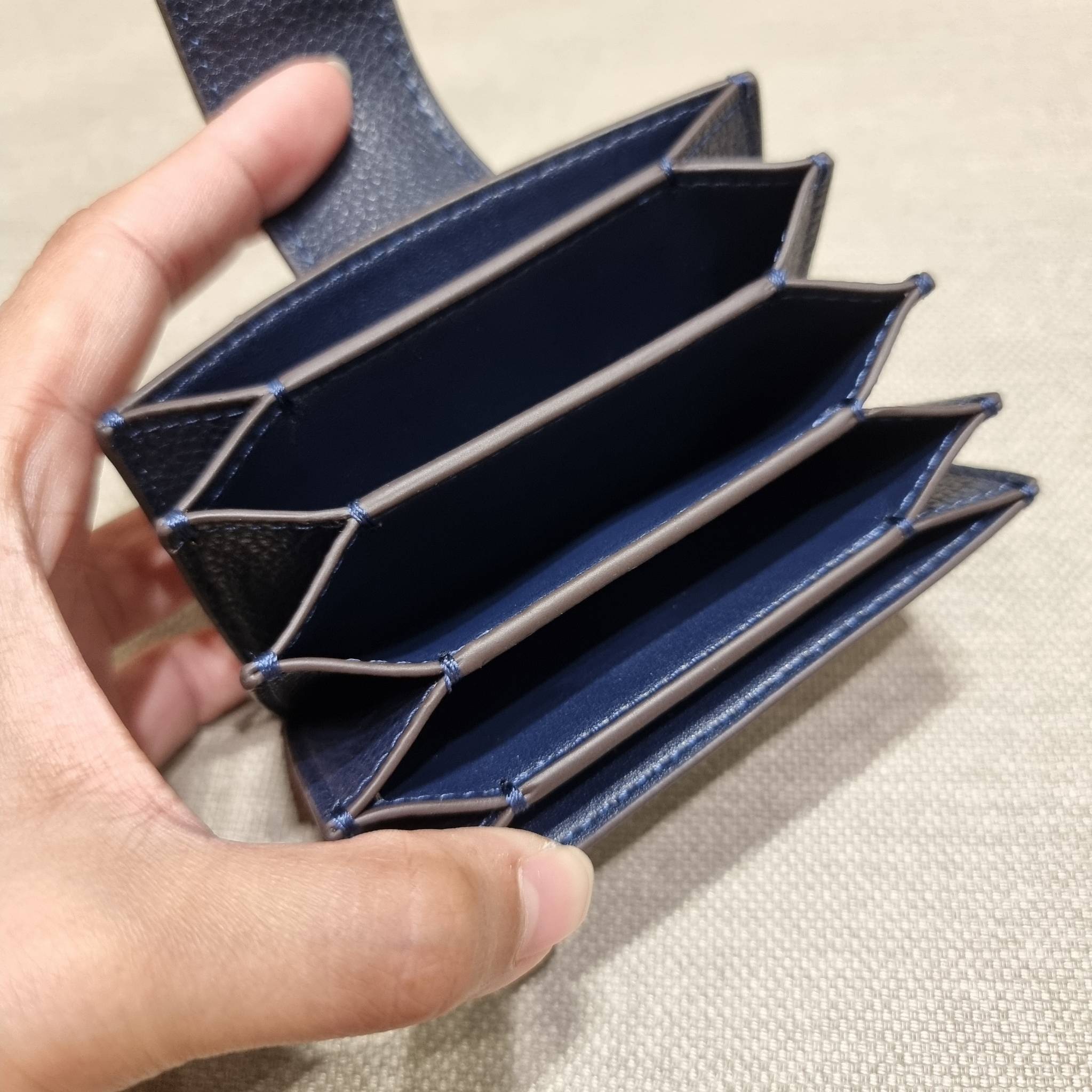 COACH C8325 ACCORDION CARD CASE WITH DREAMY LAND FLORAL PRINT ไอเท็มที่ทำใจฟูจัดเลยจ้า กับกระเป๋าถนอมบัตร ที่สาวๆตามหา ดีไซน์ลวดลายน่ารักมากๆ ขนาดกะทัดรัด พกพาสะดวก วัสดุหนัง pepble ภายในเป็นช่องใส่บัตรได้หลายใบ เหมาะมากสำหรับใครที่มองหากระเป๋าแบ่งสัดส่วน