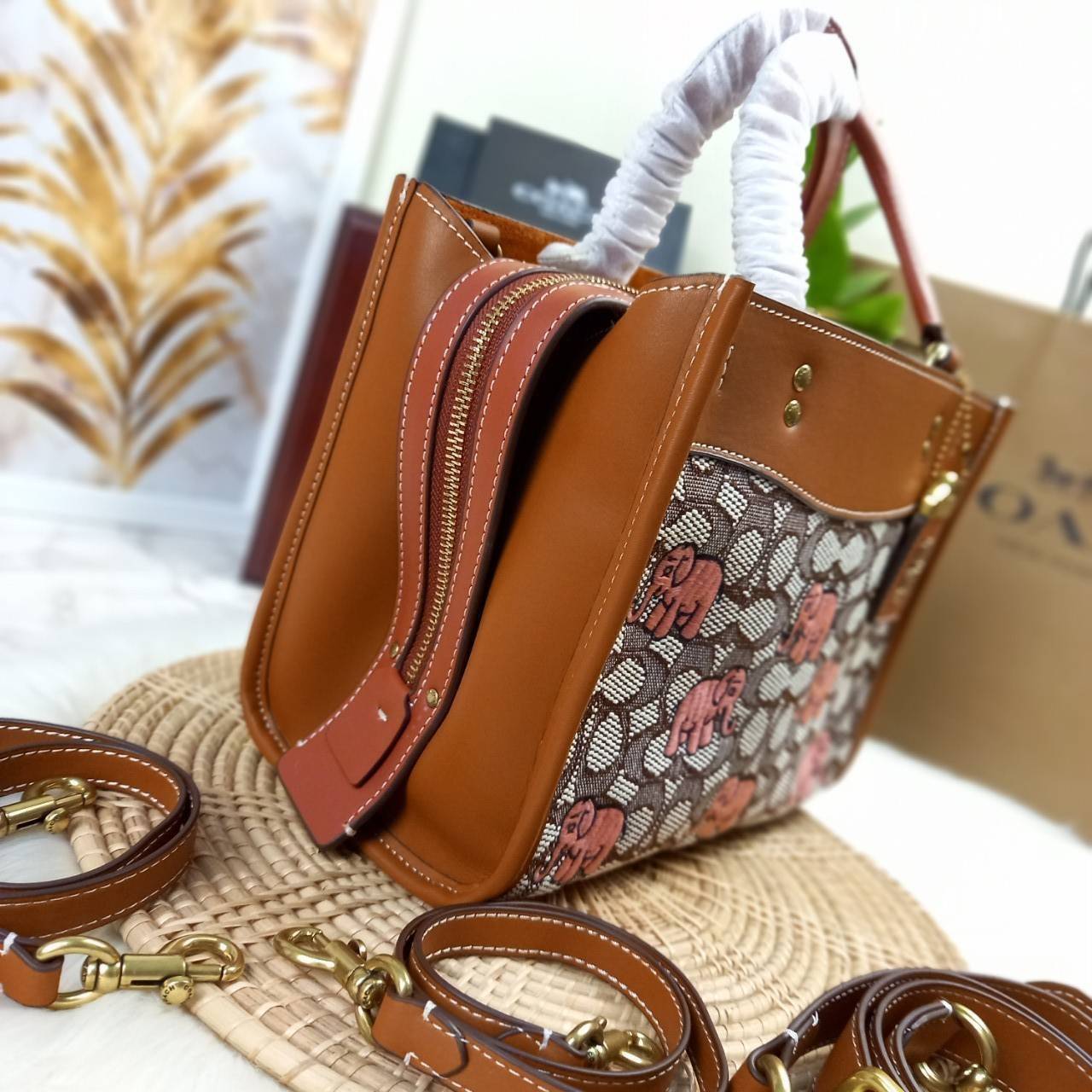 น้องน่ารักน่าใช้ คลาสสิค ดูแพงมากแม่😘🌺//>>COACH ROGUE 25 IN SIGNATURE TEXTILE JACQUARD WITH EMBROIDERED ELEPHANT MOTIF(COACH C6165)🍁กระเป๋ารุ่นคลาสสิค หรูหรา มีรสนิยม ดีเทลเนียบมาก จะถือ หรือสะพายได้ตามดีไซน์การใช้งานเลยจ้า//