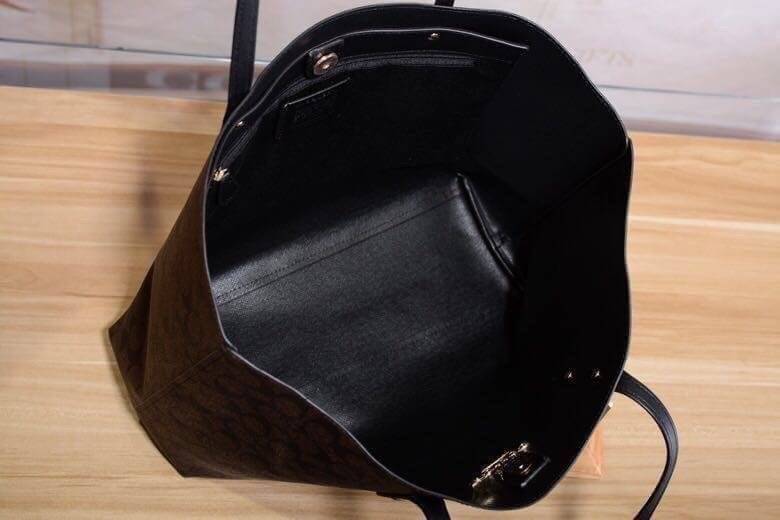 รุ่นยอดนิยม COACH TOWNTOTE IN SIGNATURE CANVAS F76636 กลับใช้ได้ทั้งสองด้าน ใบขนาดใหญ่จุใจ ใส่ของได้เยอะมากกก เป็นรุ่นที่สวยตลอดกาล ควรมีติดตู้ไว้เลยค่าา