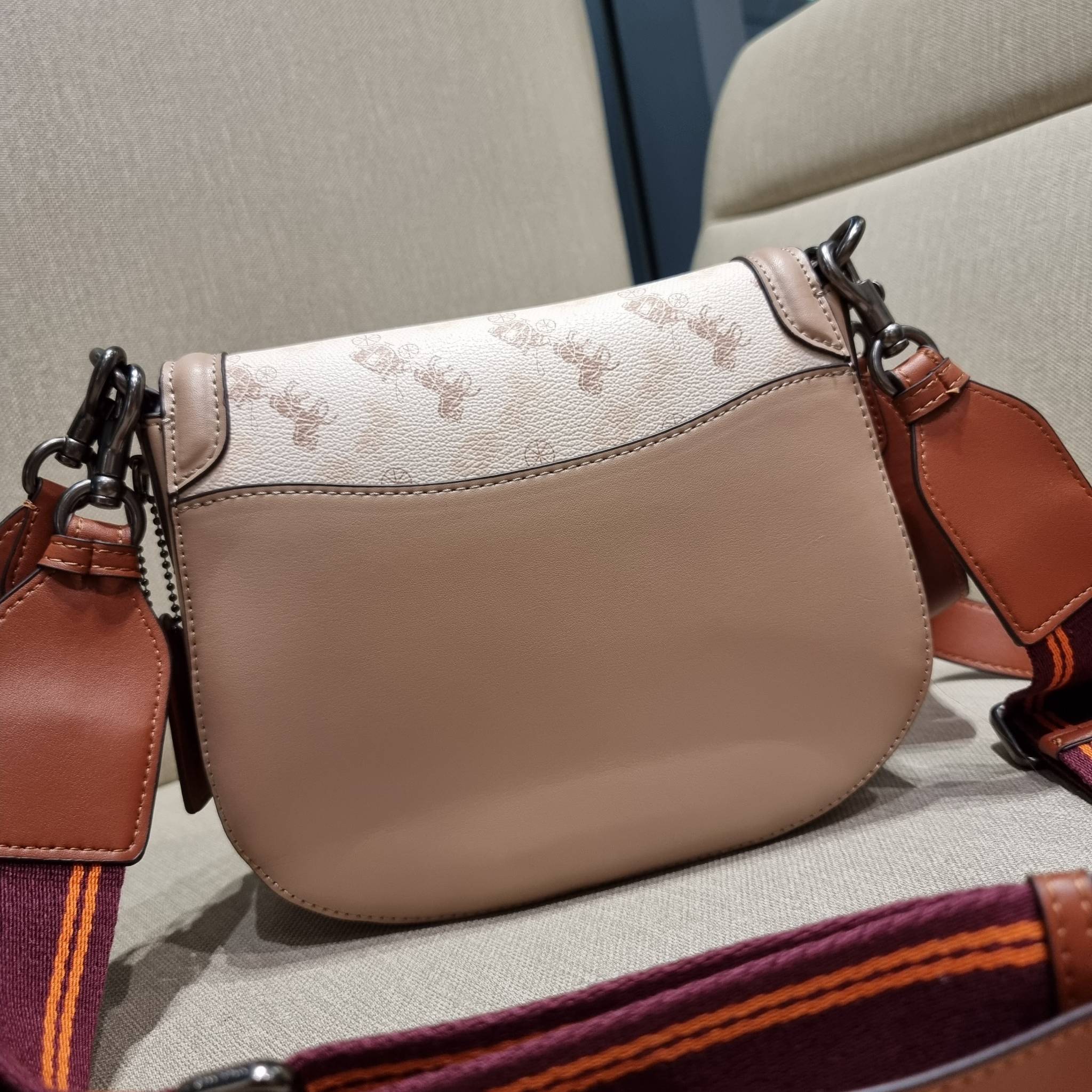 COACH C0745 BEAT SADDLE BAG WITH HORSE AND CARRIAGE PRINT The best item! ที่สาวๆรอคอย! ฮอตไฟลุก! สีหายาก ละมุนคุณหนู คอลเลคชั่นใหม่ ดีไซน์หรูหรา พิเศษมากๆมาพร้อมสายสะพาย 2 เส้น ใช้คู่กันหรือแยกสะพายก็สวยครบสูตร กระเป๋าสะพายทรง saddle คลาสสิค เปิด-ปิดด้วยก