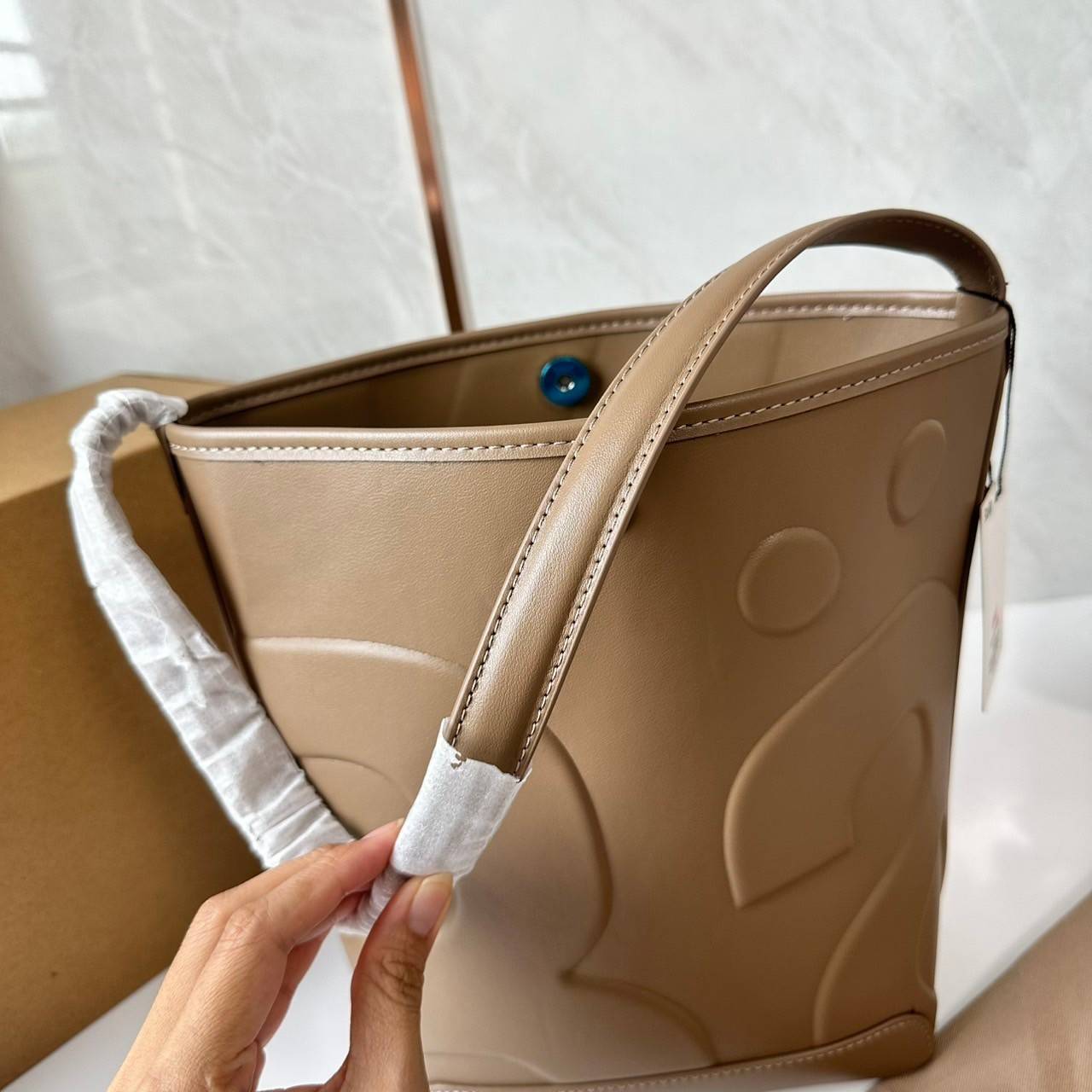 Rally The Bag Whisper กระเป๋าทรงบัคเก็ตงานหนังรุ่นใหม่ ฮอทติดลมบน มาแรงสะพายกันทั่วบ้านทั่วเมือง สายแบกสายขนห้ามพลาดจุของได้เยอะ รุ่นหนังผิวสัมผัสนิ่มมือ ทนทาน