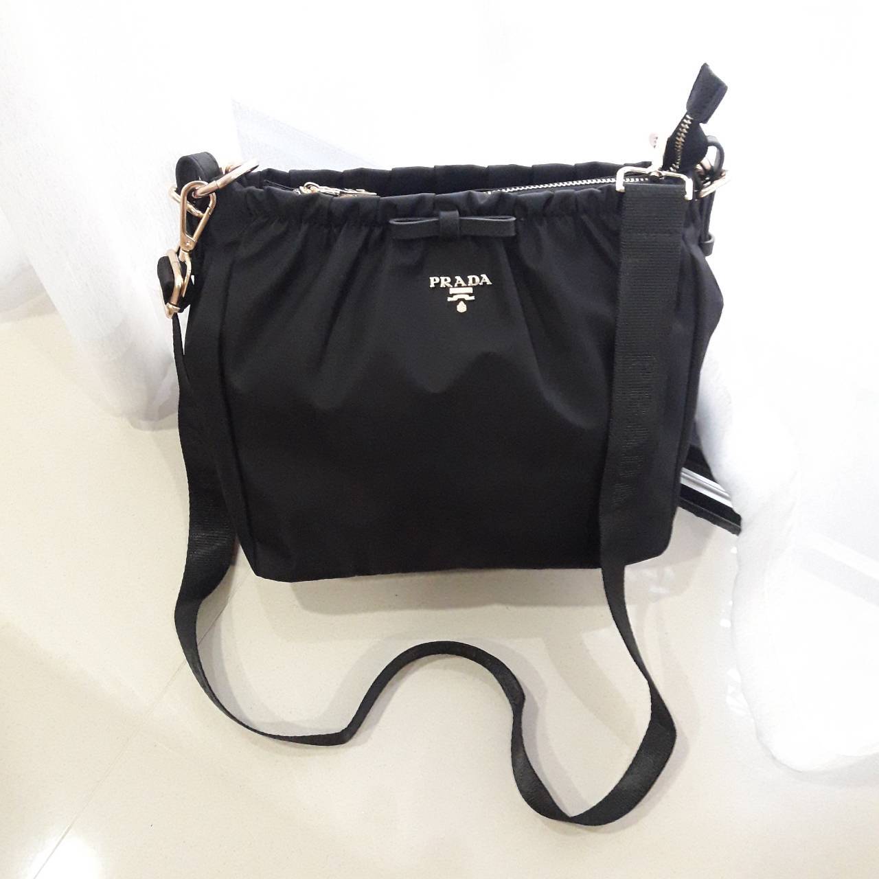 อีกหนึ่งรุ่นขายดีคะ! งานพรีเมี่ยมกิ้ฟ Prada nylon รุ่น Limited edition มาละค้า กระเป๋าทรงสวย จับจีบปากกระเป๋า ดีมาก วัสดุผ้าNyonกันน้ำ ตามแบบฉบับแบรนด์ เปิด/ปิดด้วยซิป ภายในเย็บติดป้ายหนังแบรนด์ มีช่องซิปเล็ก1 สามารถใส่ของจุกกจิกได้ สามารถใส่IPad mimiได้ 