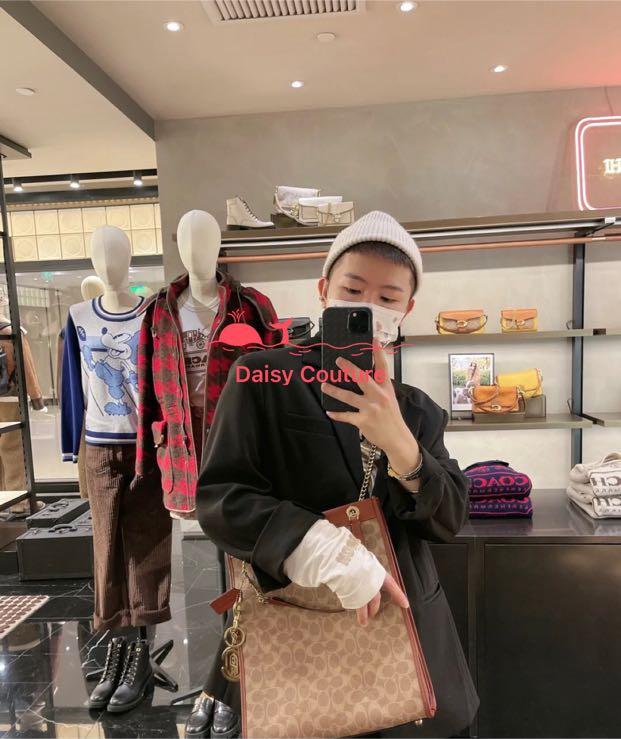 Coach women totes bag C6620 คอลเลคชั่นใหม่ล่าสุด กระเป๋าสะพายทรงโท้ท ดีไซน์คลาสสิคใช้งานได้บ่อยหลากหลายโอกาส ภายในกระเป๋าเป็นช่องโล่ง ใส่ของสำคัญได้ครบ สายสะพายหนังสลับโซ่ อัพความหรูไปอีก สะพายใบนี้บอกเลยว่าไม่ซ้ำใคร ถ่ายรูปสวย ไปเที่ยวคาเฟ่ชิคๆ รับรองได้