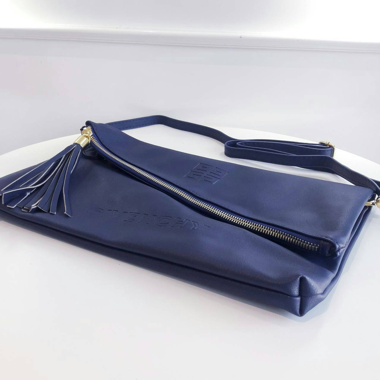 GIVENCHY ENVELOPE CLUTCH BAG กระเป๋าสะพายหรือ cluth bag วัสดุหนัง PU. ดีไซน์เก๋ ซิปเฉียงพร้อมซิปแบบพู่ สามารถสะพายหรือถือเป็น cluth ได้ค่ะ ภายในจุได้เยอะ ใส่ มีช่องซิปเล็กอีก 1 ช่อง ซับในลายแบรนด์ ใบนี้ all in 1 ค่ะ คุ้มสุดๆ