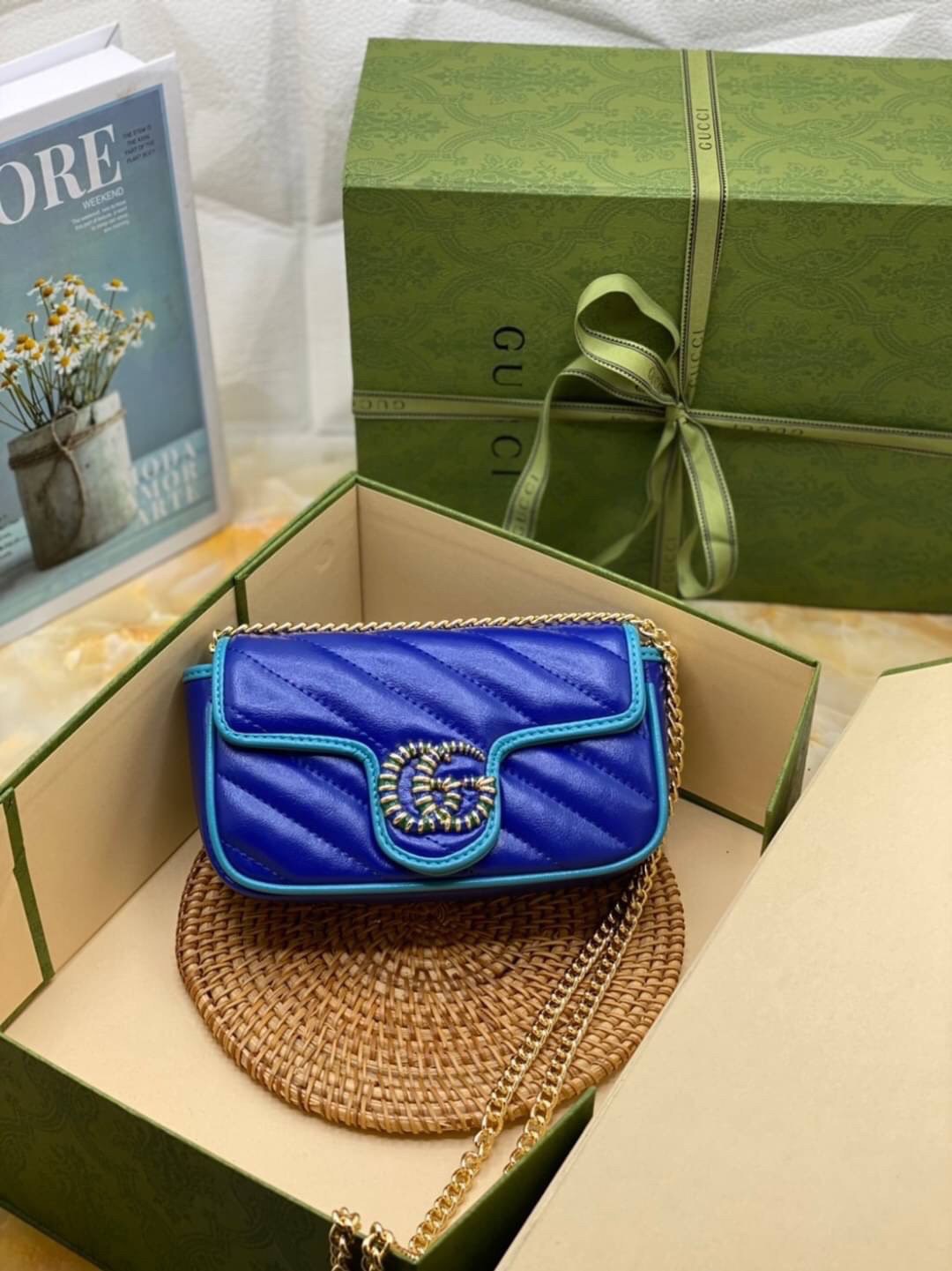 หนังแท้ VIP GIFT 】GUCCI GG Marmont super bag [mini & small] กระเป๋าสะพายข้าง โทนสีสดใสเล่นสีทูโทนตัดกันอย่างลงตัว เฟี๊ยดมากค่ะ ไซส์กะทัดรัด พกพาง่าย น้ำหนักเบา ดีไซน์สวย ภายในโล่งกว้าง มาพร้อมสายสะพายโซ่อะไหล่ทองในตัว ปรับใช้ได้ทั้งแบบสะพายเดี่ยว และสะพาย