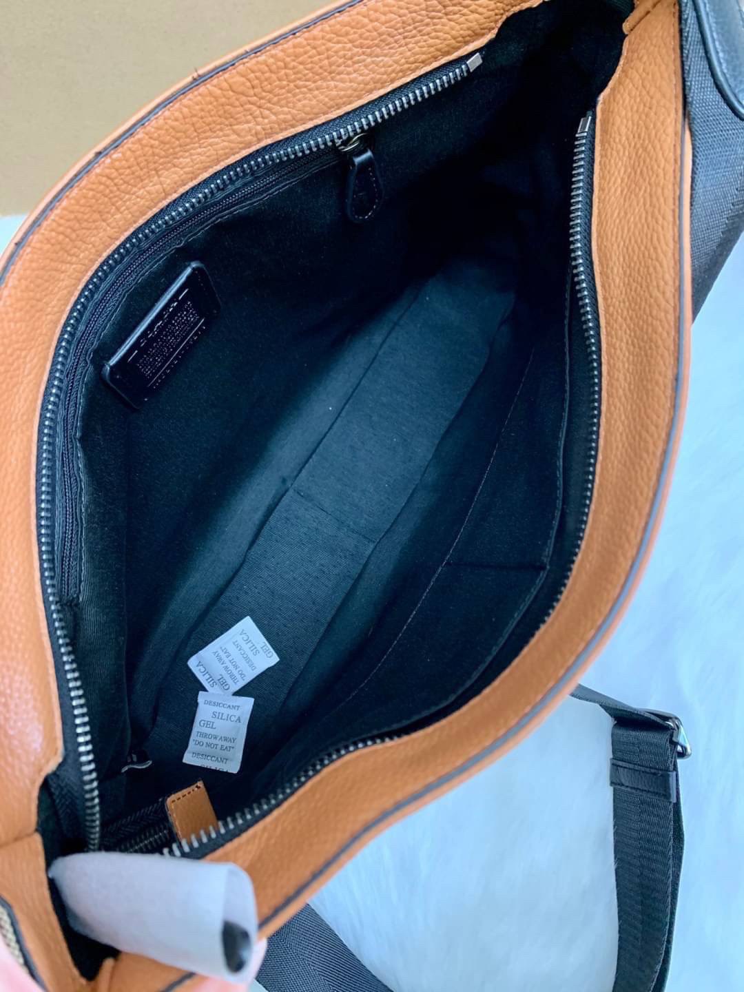 COACH THOMPSON IN SIGNATURE JACQUARD WITH VARSITY STRIPE BAG ((C5291)) พร้อมส่งที่ไทยค่ะ! กระเป๋าใส่เอกสารอเนกประสงค์ สามารถใส่A4ได้ วัสดุJacquardทอลายแบรนด์ ตัดขอบหนังแท้สวยงาม น้ำหนักบาค่ะ ด้านหน้าตัดแทบสีลงมาสวยงาม ช่องหลักเปิดปิดแบบซิป ภายในกว้างใส่สั