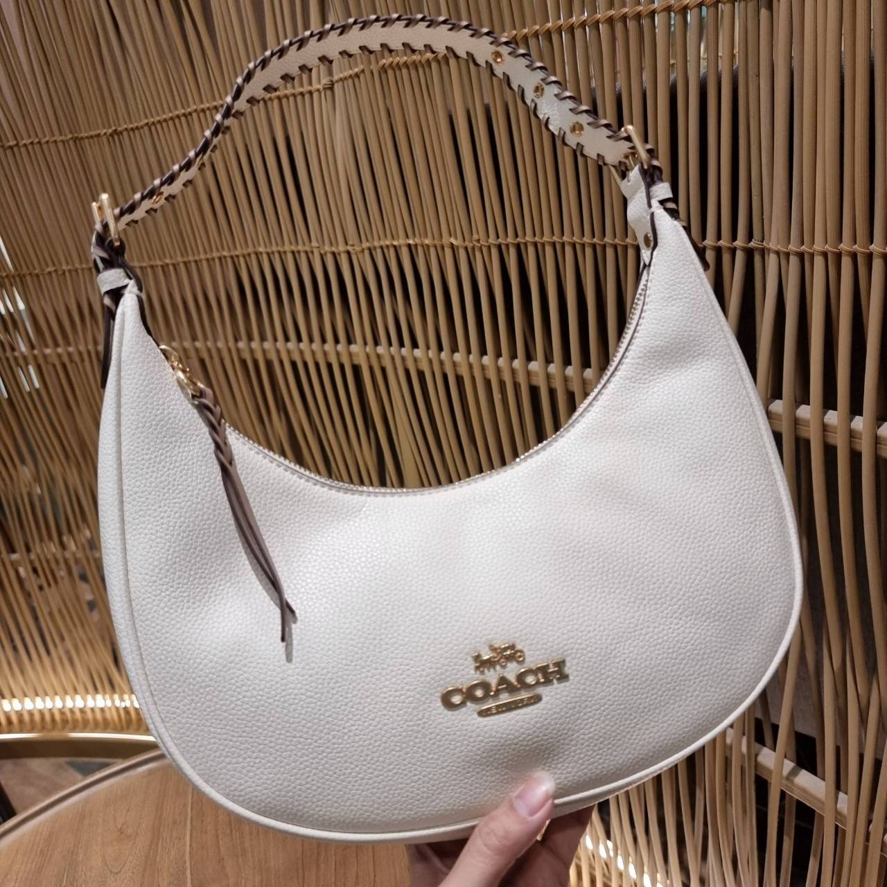 COACH C4108 BAILEY HOBO WITH WHIPSTITCH BEST SELLER ต้องมา!! กระเป๋าทรงโฮโบ ดีไซน์หรูหรา แมชท์ง่ายกับทุกไลฟ์สไตล์ วัสดุหนัง pepble หนังนิ่มสวย เปิด-ปิดด้วยซิปรูดใช้งานง่าย ภายในโล่งกว้าง สายคล้องสะพายไหล่ มีดีเทลน่ารักน่าใช้ ใช้งานสะดวกและง่ายต่อการใช้ชีว