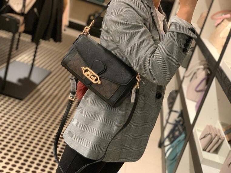 COACH SMALL JADE SHOULDER BAG [F91105,90782] กระเป๋าสะพายไหล่ ดีไซน์วินเทจย้อนยุค สวยคมชัด คลาสสิคใช้ได้ทุกลุค วัสดุหนัง pepble ทนทาน เปิด-ปิดด้วยฝาคาดโลโก้ พร้อมแถบแม่เหล็กในตัว รับรองแน่นหนา ด้านหลังมีช่องซิปให้ ภายในเป็นช่องโล่ง ขนาดกำลังดี ใช้งานง่าย 