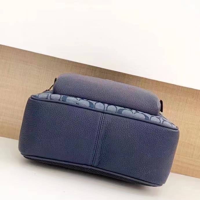 COACH COURT BACKPACK IN SIGNATURE 🌈 สวยกันก่อนใคร วางน้องไม่ลงเลยจริงๆค่าา 😍 พร้อมส่ง! อีกหนึ่งกับกระเป๋าสะพายหลังแบบมีหูหิ้วในตัว ใส่สัมภาระได้เยอะ ครบครันค่ะ ใบจริง น่าใช้มากๆ พกพาสะดวกได้ทุกๆวัน แถมใส่ของได้จุ ไปไหนไปกันกับใบนี้ได้เลยค่