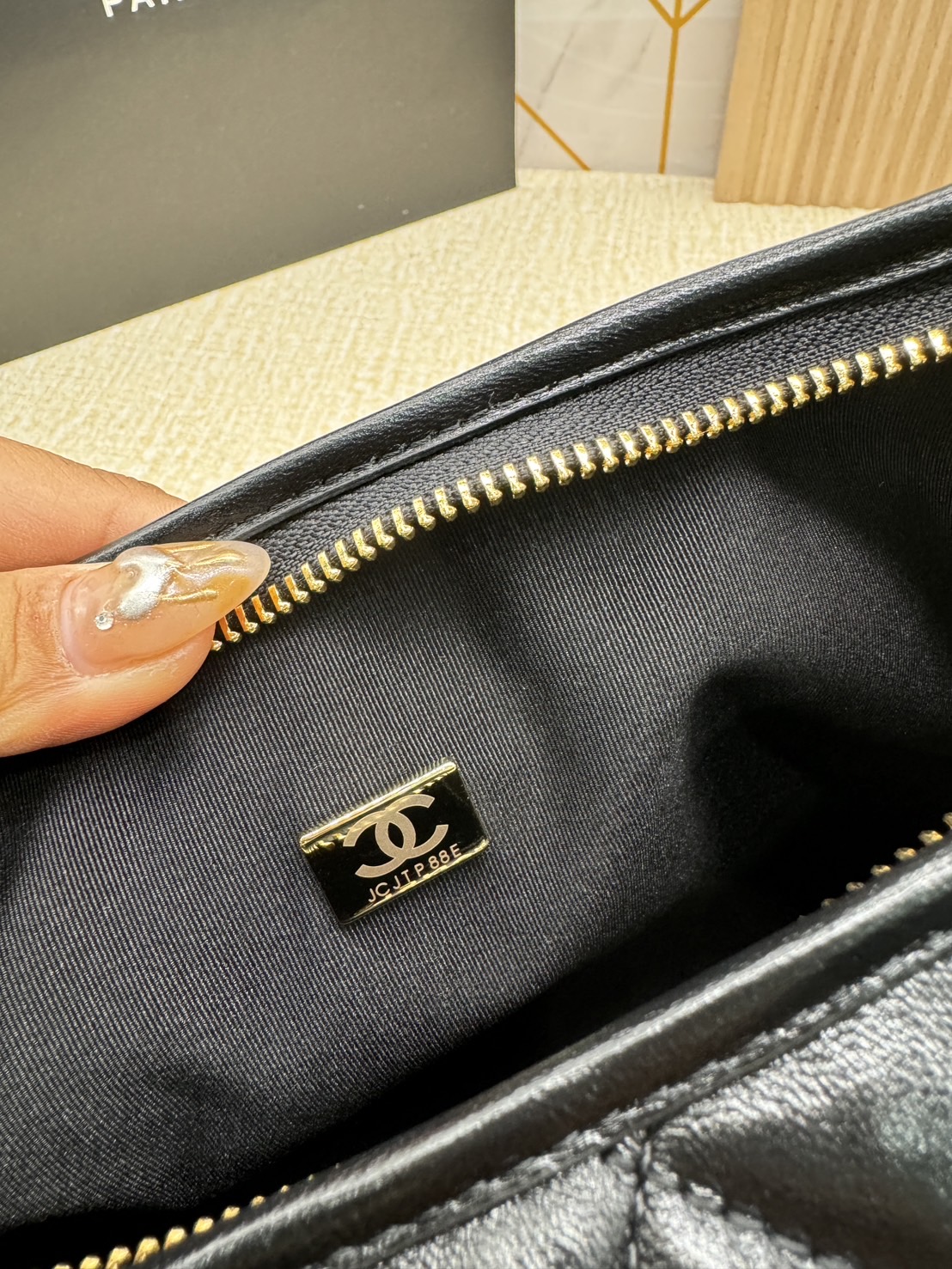 CHANEL HOBO BAG Shiny Leather & Gold-Tone Metal 26cm กระเป๋าทรงโฮโบ ดีไซส์สวยเรียบหรู เกรดออริ สลับแท้ 1:1 ใช้งานต่างประเทศได้