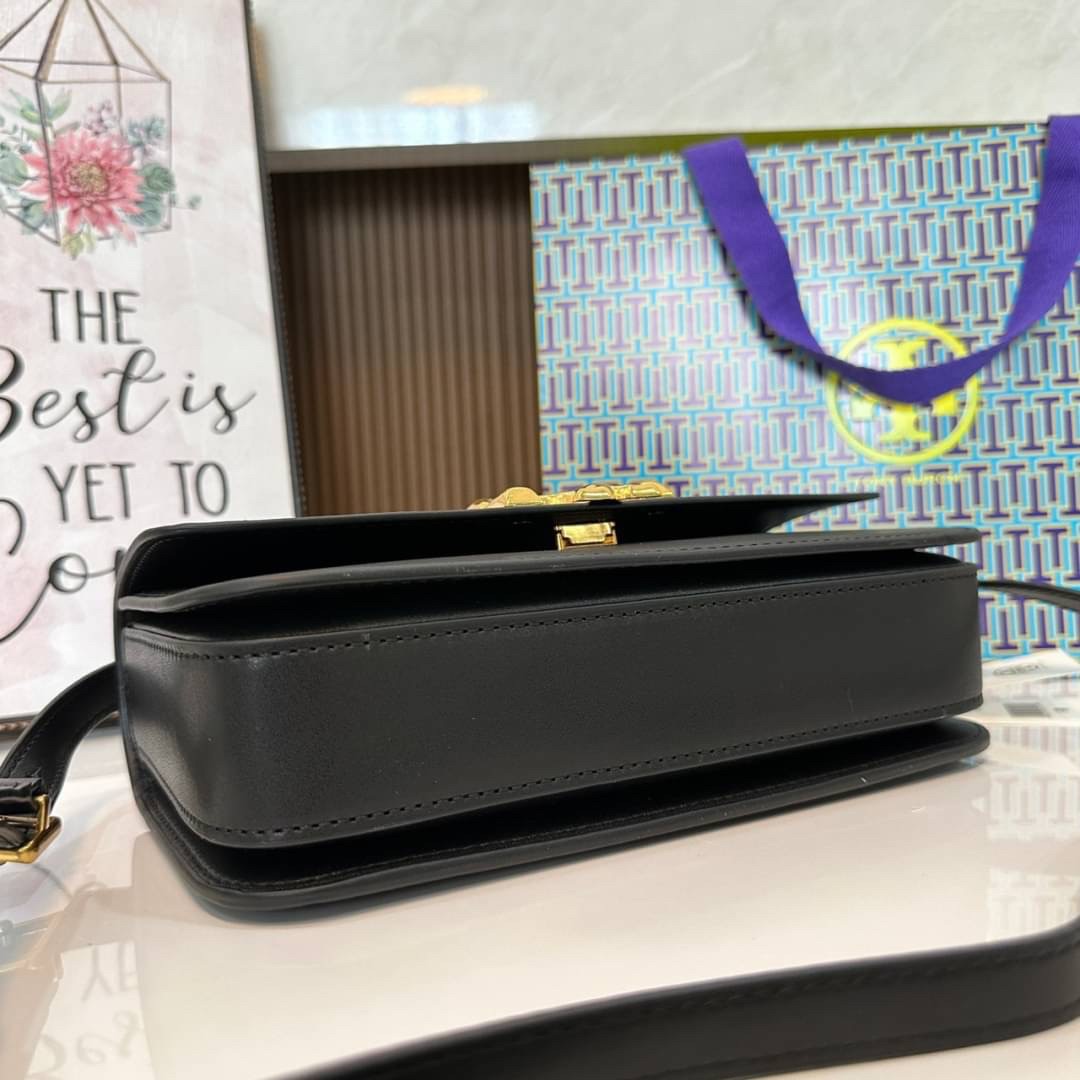 TORY BURCH ELEANOR SMALL LONG CONVERTIBLE SHOULDER กระเป๋าสะพายทรงยาว E/W Eleanor Convertible สูดหรู ดูแพง หนังแท้ เรียบสวยหรู โดดเด่นด้วยป้ายโลโก้สีทอง ลาย Double T อันเป็นเอกลักษณ์ ภายในช่องโล่งกว้างสามารถใส่โทรศัพท์ได้ทุกรุ่น สามารถใส่กระเป๋าสตางค์ใบยา