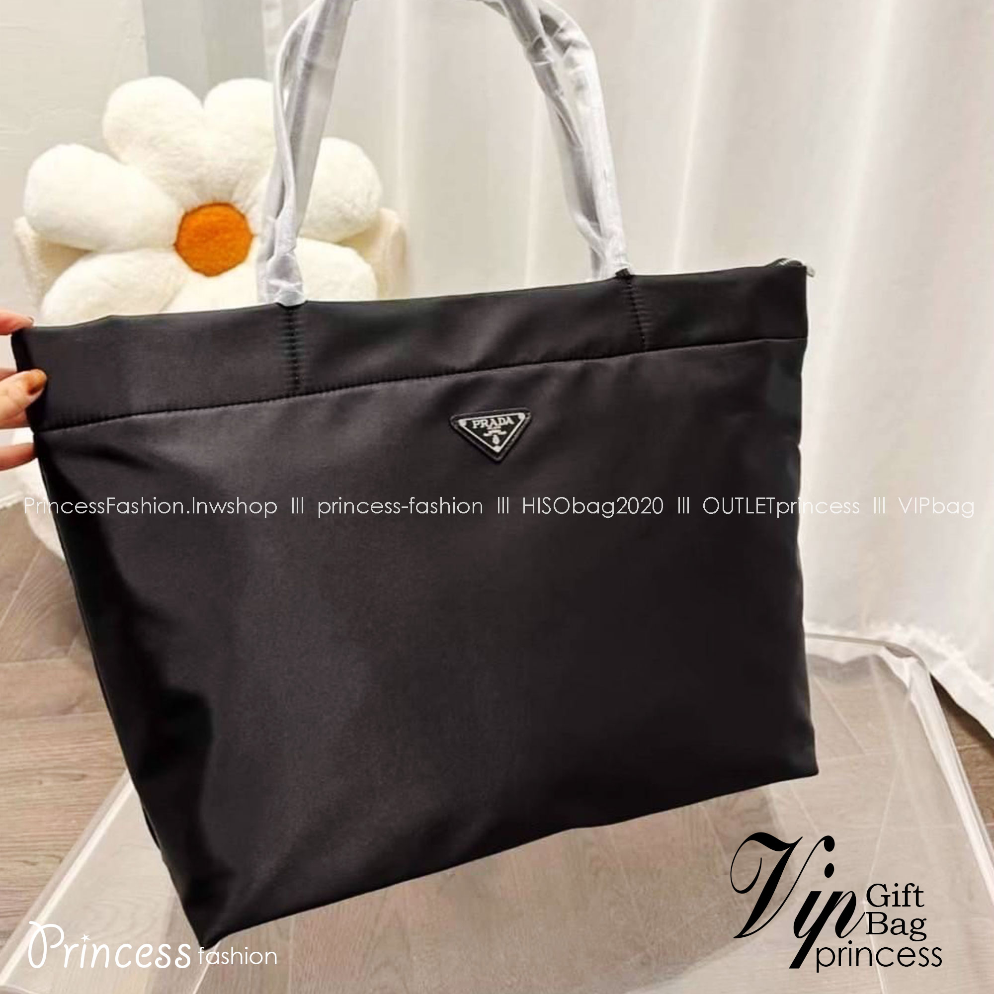 PRADA Tote Nylon Bag / PRADA Shopping Nylon Bag กระเป๋าถือ/สะพายไหล่ ทรงโท้ทใบใหญ่ ภายในโล่งกว้างมาก มาพร้อมหูจับในตัว ใบนี้จุของได้เยอะมากๆ