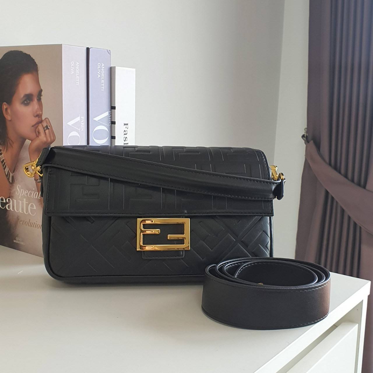 รุ่นใหม่แนะนำ!! **สวยหรูมาก กับ FENDI BAGUETTE BAG วัสดุหนังแท้ทั้งใบ ปั้มจมสัญลักษณ์แบรนด์สวยหรูมาก ด้านในบุผ้าปั้มแบรนด์ เปิดปิดด้วยกระดุมแม่เหล็ก ช่องโล่งกว้างพร้อมช่องซิป สามารถใส่ กระเป๋าสตางค์ยาวได้ มือถือได้ทุกรุ่น มาพร้อมสายสะพาย2แบบ ถอดปรับเปลี่ย