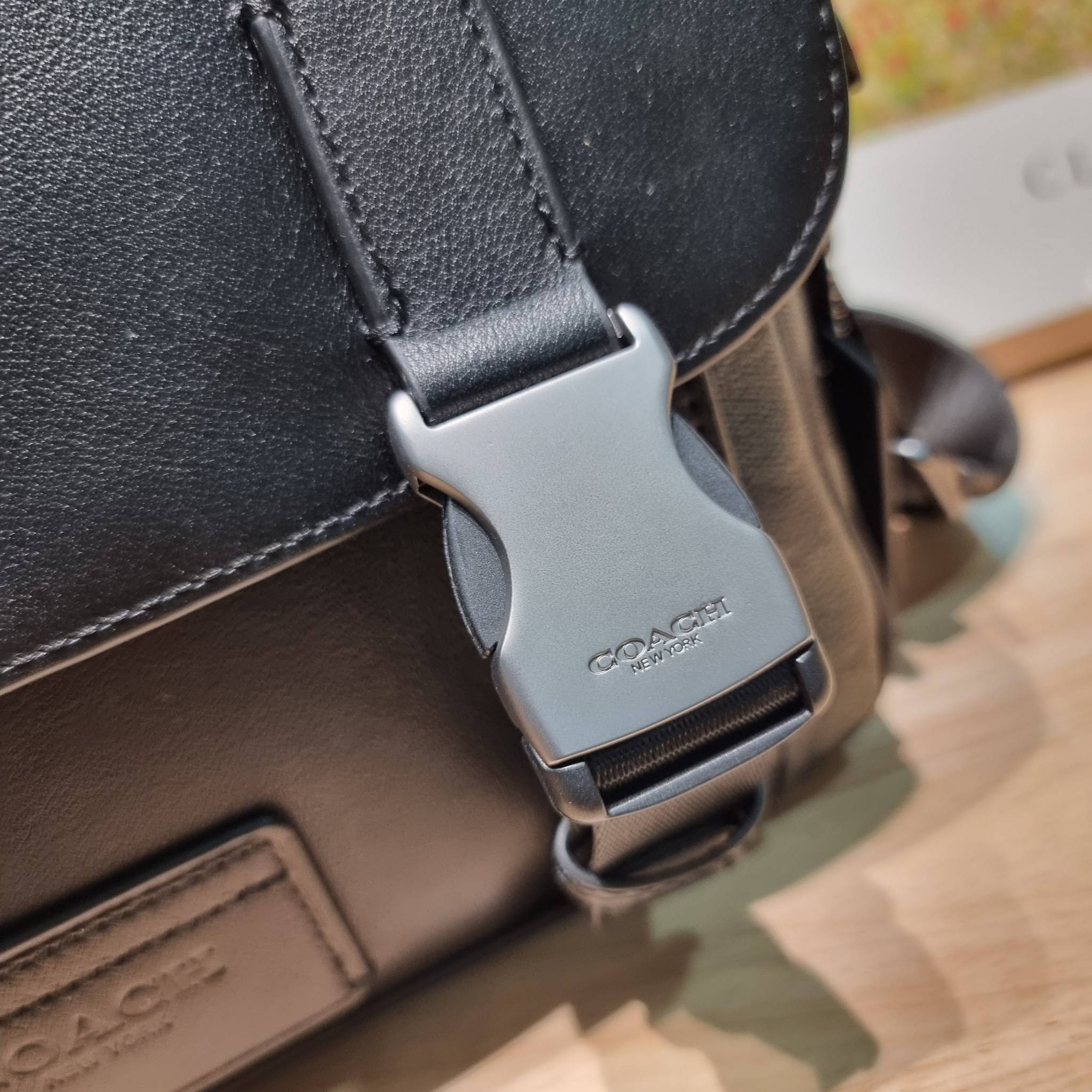 Coach Track Crossbody In Signature Canvas C3747 หล่อบอกต่ออีกหนึ่ง กระเป๋าสะพายทรงแมสเซ็นเจอร์ รุ่นเอาใจหนุ่มๆ ดีไซน์คลาสสิค สุดหรู ดูแพง วัสดุหนังแท้สลับหนังแคนวาส ฝากระเป๋ามีตัวล็อคแน่นหนา เปิดมามีซิปปิดกันหล่นได้อีก ด้านหลังมีช่องย่อย ภายในโล่งกว้าง แบ