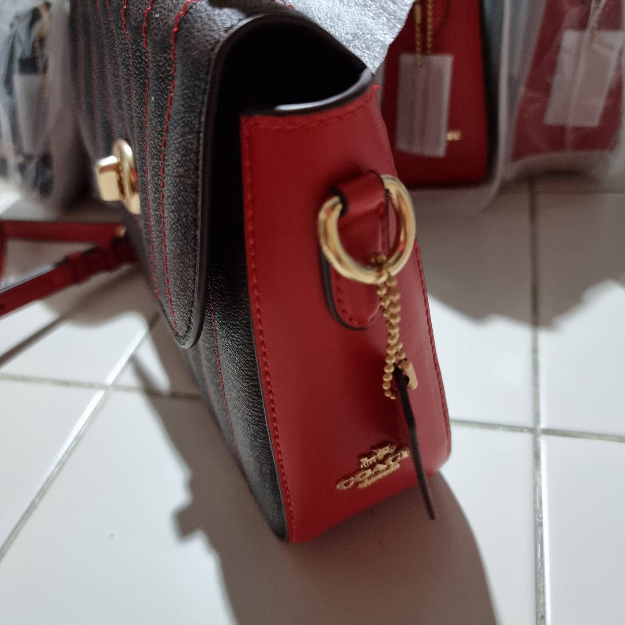 OUTLET 】COACH C5645 MARLIE TOP HANDLE SATCHEL IN SIGNATURE CANVAS WITH QUILTING ดีไซน์ใหม่ กระเป๋าถือ/สะพายข้าง ออกแบบมาไม่เหมือนใคร โดดเด่นด้วยการเย็บบุหนัง โชว์ดีเทลลายเส้น ตกแต่งโลโก้ด้านข้างอะไหล่ทอง วัสดุหนังแคนวาสสลับหนังแท้ เปิด-ปิดด้วยตัวล็อคแน่นห