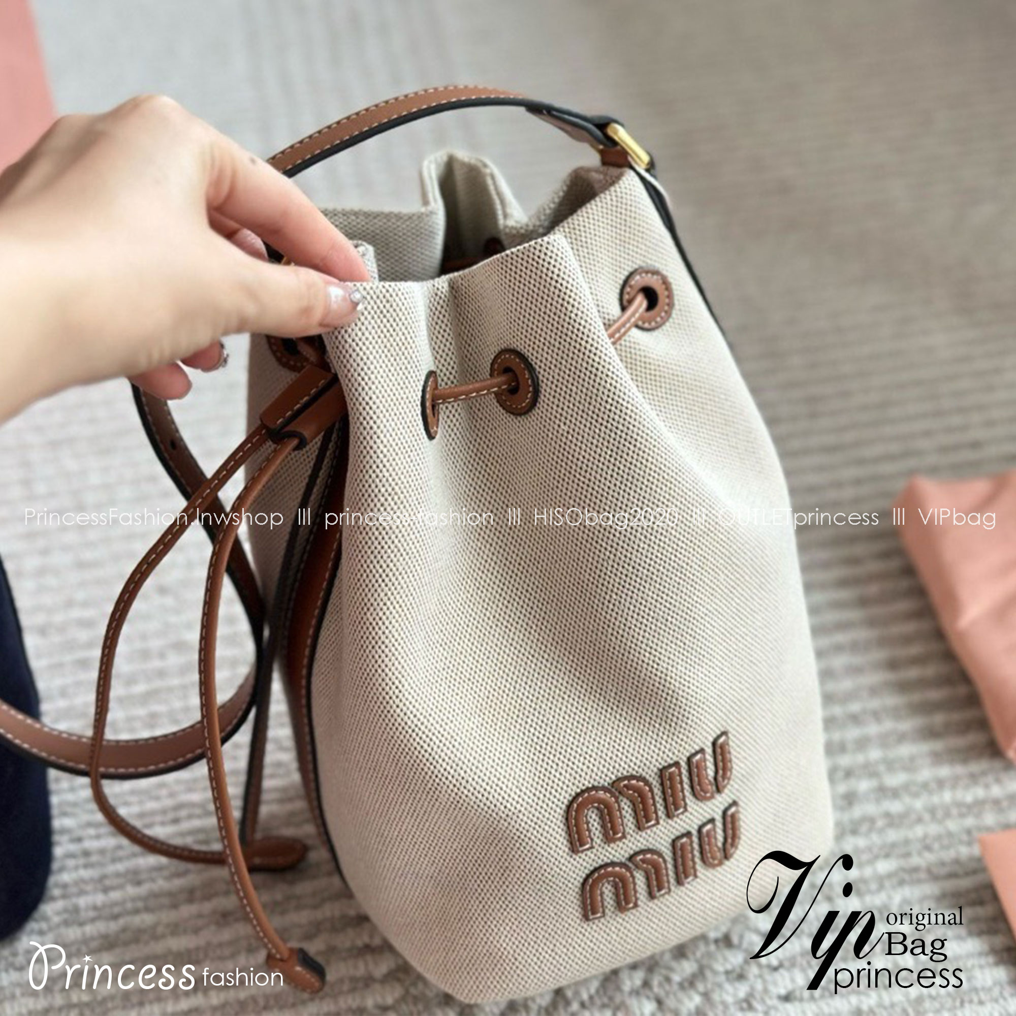 MIU MIU Canvas and leather bucket bag / MIU MIU Bucket Bag กระเป๋าทรงบัคเก็ต ผ้าแคนวาสอย่างดีตกแต่งโลโก้เพิ่มสัมผัสอันเป็นเอกลักษณ์