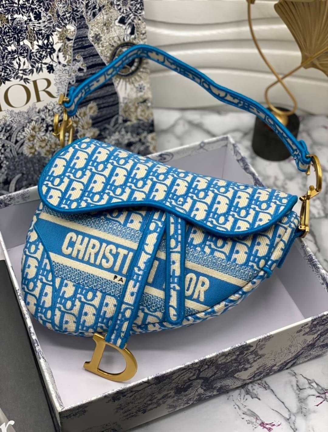 หนังแท้ DIOR SADDLE BAG Toile de Jouy Embroidery กระเป๋ารุ่นยอดนิยมตามแบบฉบับแบรนด์ พร้อมส่งที่ไทย เกรดออริจินอลหนังแท้ ภาพสินค้าถ่ายจากงานขายจริง ใช้งานต่างประเทศได้ค่ะ