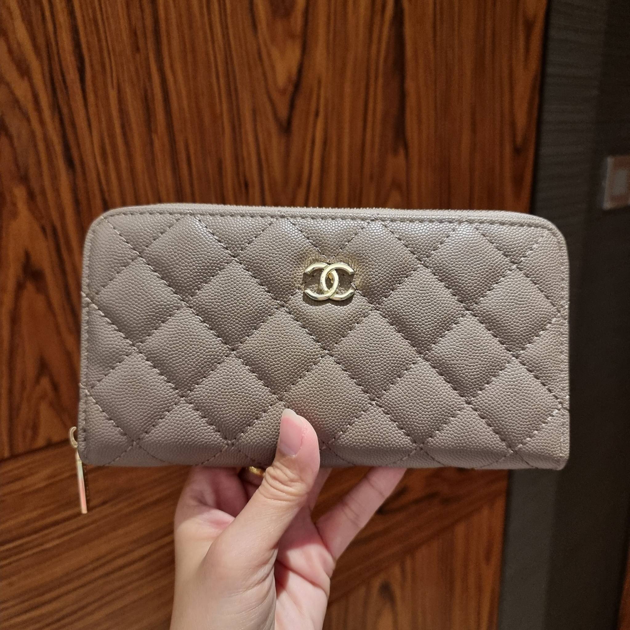 VIP 】กระเป๋าสตางค์ใบยาวรุ่นซิปรอบ สวยรับทรัพย์จาก Chanel วัสดุหนังลายคาร์เวีย ใช้แล้วขับผิวสุดๆ เปิด-ปิดด้วยซิปรูดรอบใบ ใช้งานง่าย ภายในกระเป๋ามีช่องใส่บัตรได้ ใส่ธนบัตรหรือเหรียญได้ มีช่องซิปแยกอีกหนึ่งช่อง ดีไซน์เรียบหรูแบบนี้ สาวๆห้ามพลาดกันน้า!! ซื้อใ