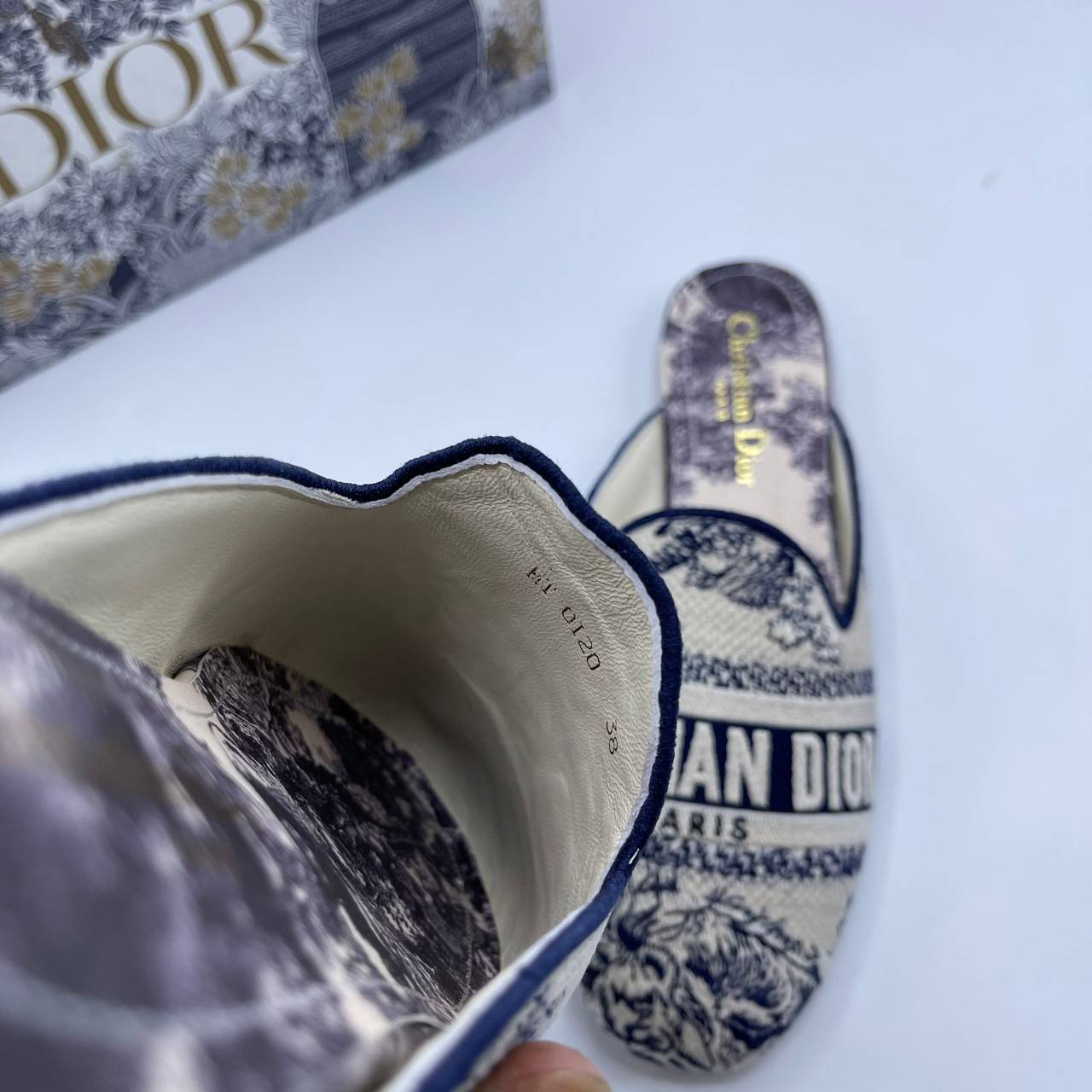 DIOR GRANVILLE ESPADRILLE SS21 Oblique Embroidered Cotton รองเท้าที่เป็นเอกลักษณ์ ที่สุดแห่งความหรูหราที่ใช้งานได้ทุกวัน ตัดเย็บจากผ้าฝ้ายปักลาย ประดับด้วยรายละเอียดสวยงาม งานเกรดออริจินอล 1:1 เหมือนที่สุด มีเลข Code ภาพสินค้าถ่ายจากงานขายจริง ไม่โป๊ะแตกแ