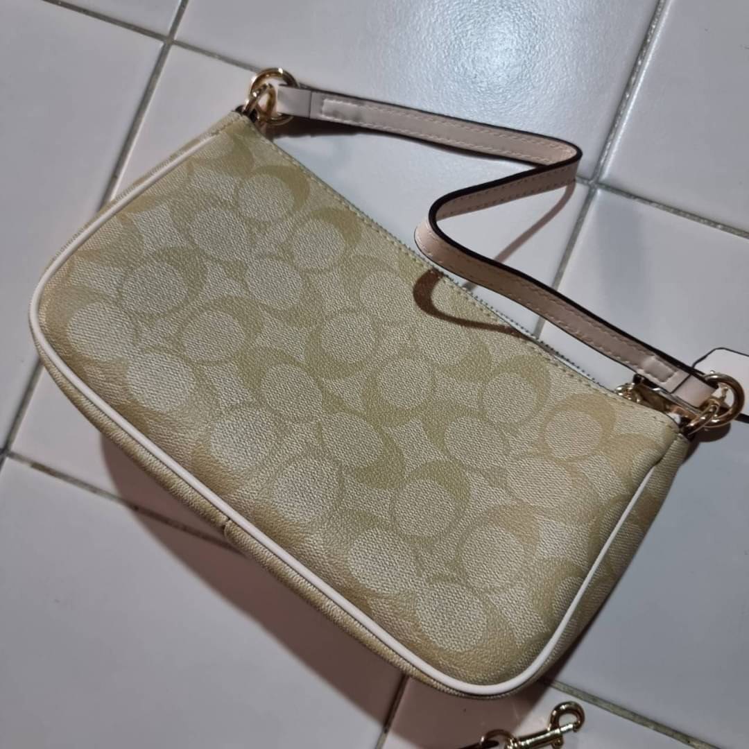 COACH F58321 TOP HANDLE POUCH อีกรุ่นฆ่าไม่ตาย!! 😎 ขายดีขายหมด ขายรวยขายปังๆ!! กระเป๋าพอชจากโค้ช ทรงใช้งานง่าย สะดวก กะทัดรัด วัสดุหนังแคนวาสเคลือบคุณภาพดี มาพร้อมสายคล้องในตัว และสายสะพาย crossbody ปรับเปลี่ยนได้ตามสไตล์ อีกหนึ่งไอเท็มที่สาวๆต้อง