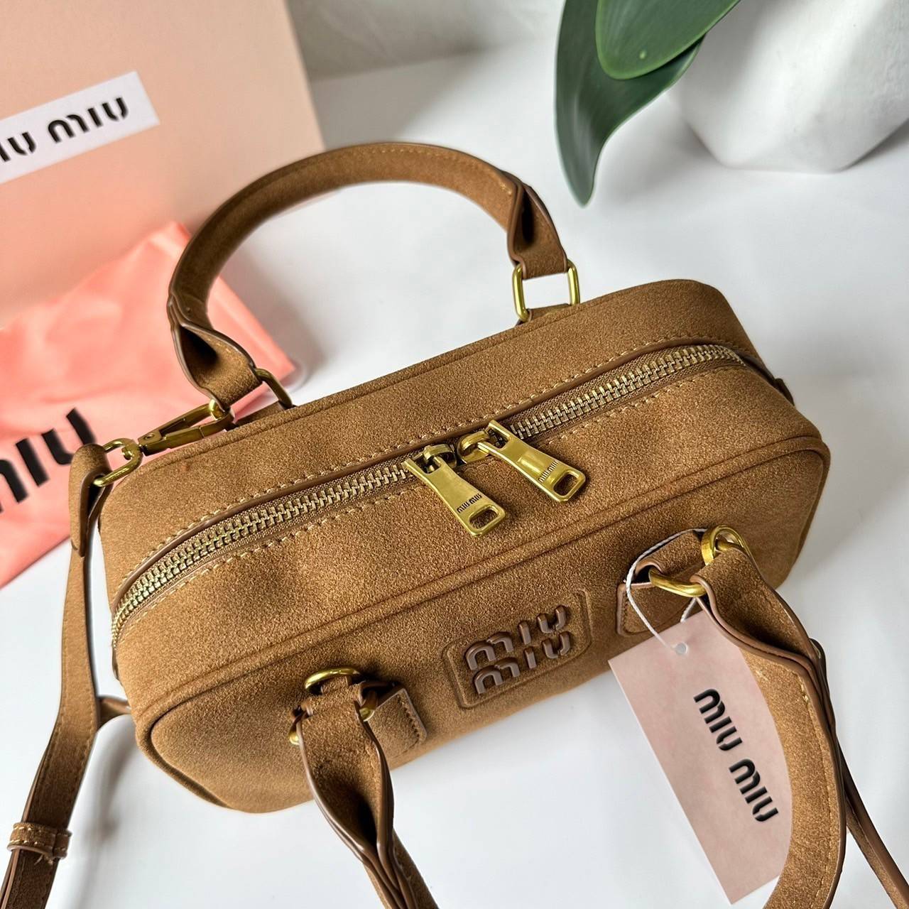 MIU MIU Arcadie padded suede top-handle bag กระเป๋าถือ/สะพาย คอลใหม่ล่าสุด รุ่นฮอทดีไซน์เหลี่ยม งานกำมะหยี่หนังกลับสวยละมุน น่ารักน่าใช้มากค่ะ