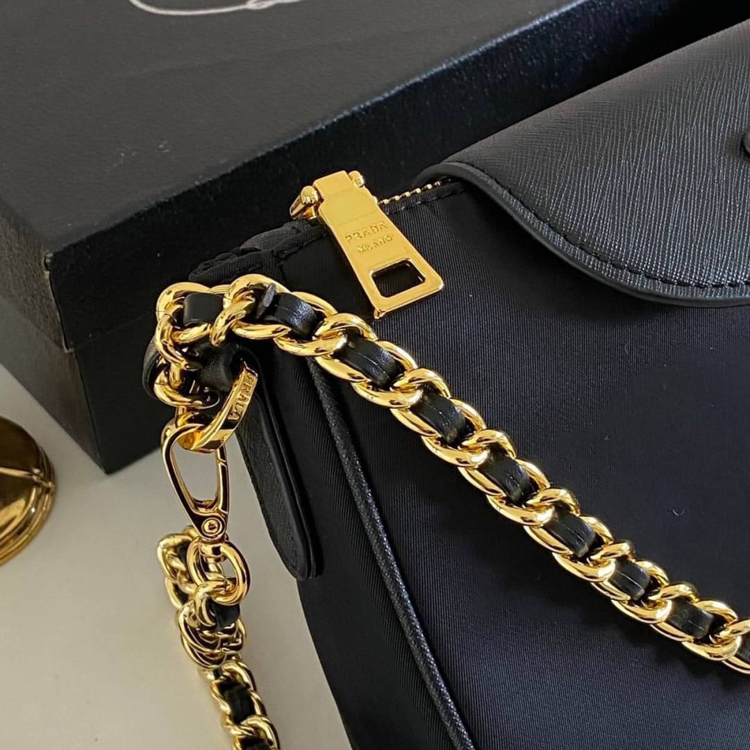 PRADA Tessuto Nylon Convertible Clutch Sling Bag / PRADA nylon crossbody bag เกรดใช้สลับใบจริง หนังแท้ ออริจินอล ใช้งานต่างประเทศได้ รุ่นในตำนานจริงๆ ค่ะ ณ ปัจจุบันยังสวยอยู่ และยังเป็นรุ่นนี้ลูกค้าเรียกร้องตลอดจริงๆ อะไหล่ โซ่เงาสวย