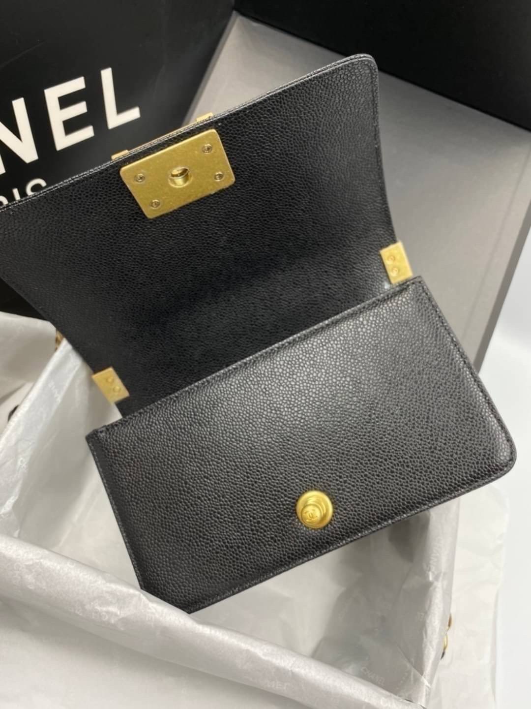 VIP 】หนังแท้ CHANEL BOY Mini Caviar Leather Silver/Gold กระเป๋าสะพายรุ่นยอดนิยมตลอดกาล หนังคาเวียร์อย่างดี อะไหล่เงินและทองรมควัน หรูหรามาก รุ่นนี้ไม่ต้องพูดเยอะ ขายดีตลอดปีเข้าเพิ่มไม่เคยพอเลยค่าา พร้อมส่งแล้ววน้าา สาวๆ จัดด่วนค่าา