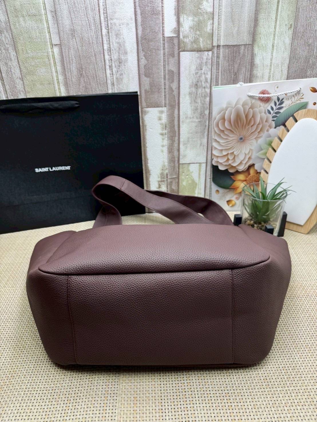 ORI หนังแท้ | YSL LE 5 À 7 BEA IN GRAINED LEATHER TOTE BAG กระเป๋าทรงโท้ทหนังแท้ลายเกรน สวยเด่นเป็นเอกลักษณ์ ดีไซน์เรียบแต่มาก สวยดูแพง ภายในโล่งกว้าง จุของได้เยอะ