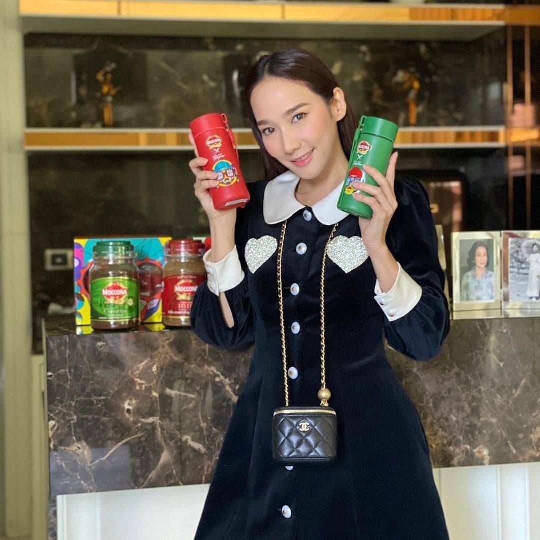 พรีเมี่ยมกิ๊ฟแท้ 100% 】Chanel Mini Clutch Bag With Chain VIP Gift With Purchase (GWP) กระเป๋าสะพายพรีเมี่ยมกิ้ฟทรงเหลี่ยมขนาดมินิสุดน่ารักดีไซน์สุดฮิตหนังเรียบสวยอยู่ทรงเปิดปิดด้วยซิปคู่สะดวกใช้ ด้านหน้าประดับโลโก้แบรนด์อะไหล่ทอง