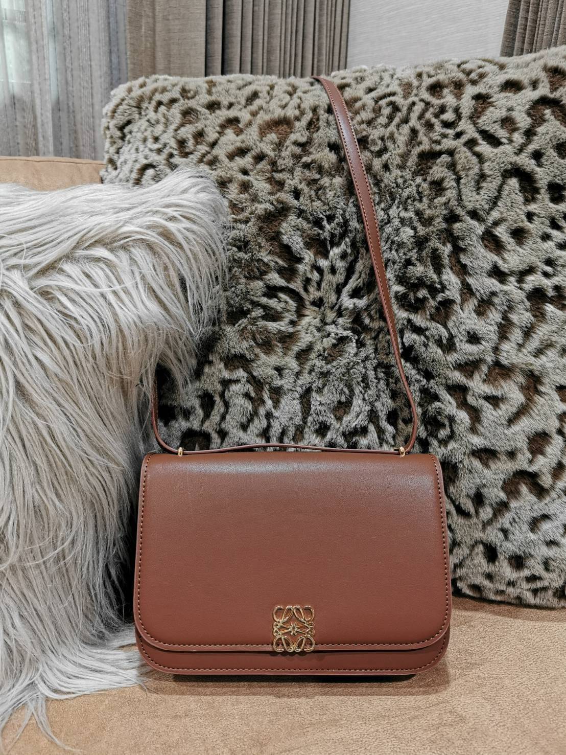 LOEWE CROSSBODYBAG VIP GIFT WITH PURCHASE (GWP) กระเป๋าสะพายพรีเมี่ยมกิ๊ฟ Limited Edition จากน้ำหอม LOEWE DUTY FREE วัสดุหนังแท้ Calf Leather หนังเรียบสวยอยู่ทรงดีไซน์สุดคลาสสิค เปิดปิดด้วยฝาปิดโลโก้แบรนด์อะไหล่ทองหรู ภายในมีช่องแบ่งหลายช่องแยกเป็นสัดส่วน