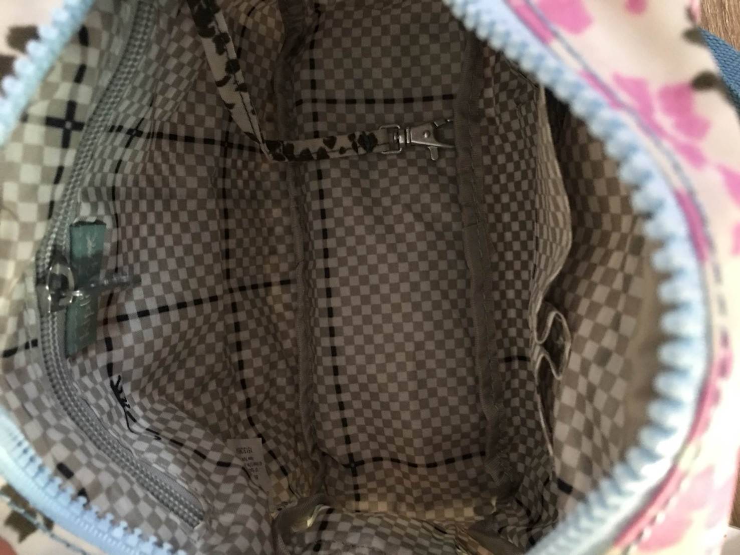 Kipling nylon shoulder bag K15313 กระเป๋าสะพายข้าง วัสดุ nylon บุด้วยนวมที่ฐานกระเป๋า เพิ่มความนุ่มค่ะ ขนาดกำลังน่ารักสะพายคล่องตัว ด้านหน้ามี ช่องใส่ของ 1 ช่อง ช่องหลักเปิดปิดด้วยซิป ภายในโล่งจุได้เยอะ ใส่กระเป๋าสตางค์ใบยาวได้ มีช่องซิปเล็กและสายห้อยกุญแ