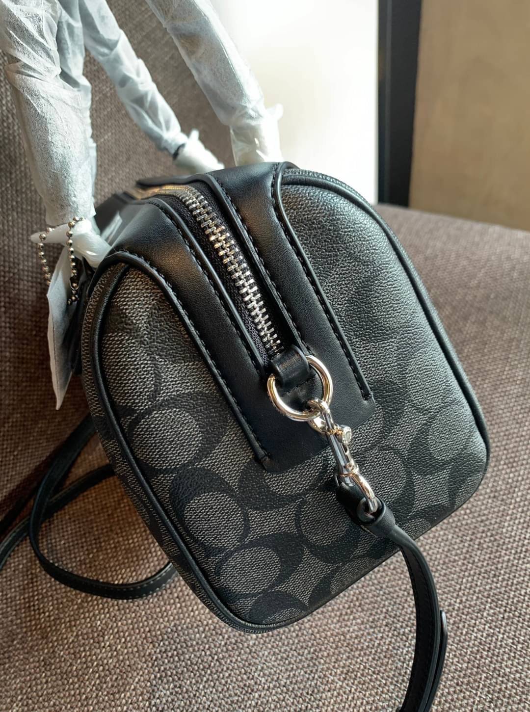 COACH NENNETT SATCHEL BAG((32203)) พร้อมส่งอีกครั้ง ห้ามพลาด! กระเป๋าทรงหมอน ทรงที่สาวๆต้องมีติดตัวไว้สักใบ! หนังแท้นิ่มสวยงาม เปิดปิดกระเป๋าแบบซิป ภายในกว้างสามารถใส่กระเป๋าเงินใบยาวได้ หรือของจำเป็นในชีวิตประจำวันของสาวๆได้หลากหลายเลยค่ะ มีช่องซิปและช่อ