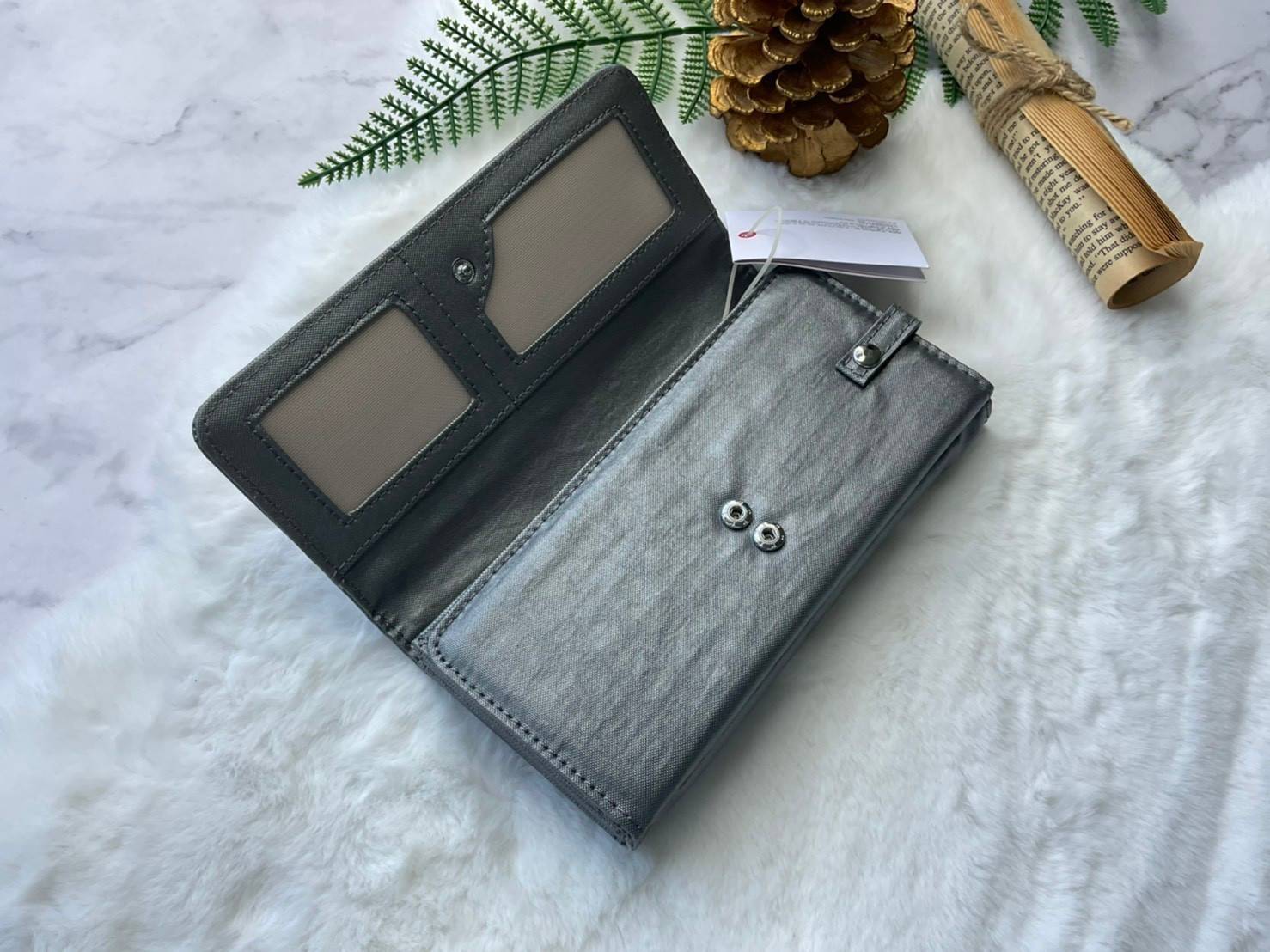 กระเป๋าสตางค์ยาว 3 พับตอน Kipling Brownie long tri-fold wallets กระเป๋าสตางค์ยาวแบบ3พับตอน วัสดุกันน้ำ เปิดปิดด้วยกระดุมแป๊ก มีช่องใส่ธนบัตรหลายช่อง ช่องเสียบการด์ได้ถึง13ช่องลายจุด และใส่รูปภาพได้อีก2ช่อง ช่องซิปใส่เหรียญ ช่องธนบัตร 3 ช่อง ที่จับหัวซิปปั