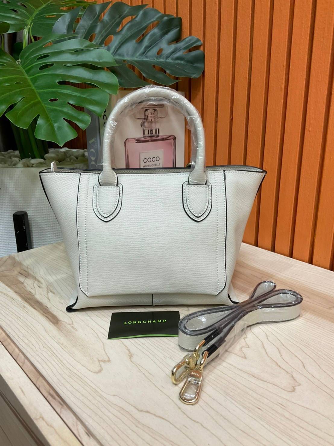 ของแท้ 💯% LONGCHAMP MINI MAILBOX TOP HANDLE BAG กระเป๋าถือ/Crossbody รุ่นหายาก!! รุ่นใหม่ล่าสุด ดีไซน์ด้วยเส้นด้ายที่ดูโฉบเฉี่ยว และ รูปทรงสี่เหลี่ยมคางหมู ทรงสวยโดดเด่น เป็นเอกลักษณ์ของผู้หญิง Longchamp วัสดุ Polyamide & Leather หนังแท้