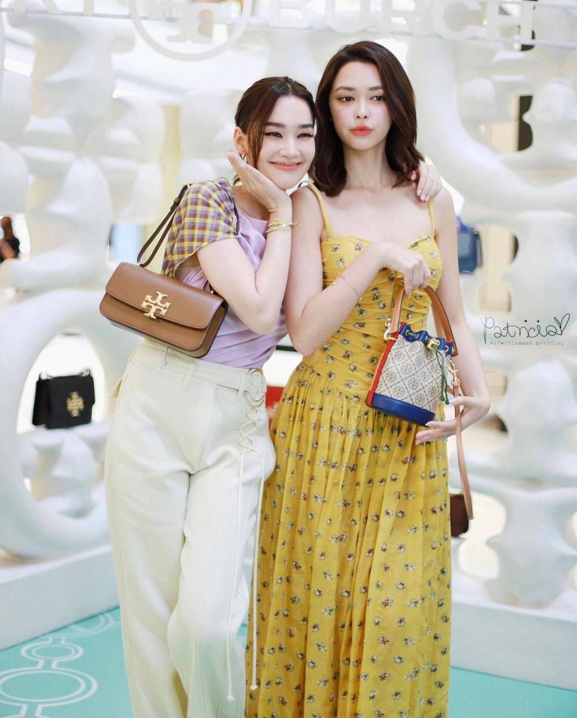 TORY BURCH T MONOGRAM COLORBlOCK JACQUARD MINI BUCKET BAG คอลเลคชั่นใหม่ล่าสุด ครอบครองก่อนใคร รุ่นบัคเก็ตทรงจีบ วัสดุ jacquard สลับหนังแท้ ตัดขอบข้างสีแดงทำให้ดูโดดเด่น หูจับหนังแท้ เปิด ปิด แบบหูรูด ภายในช่องโล่งกว้าง มาพร้อมสายสะพายข้างหนังแท้ ปรับระดั