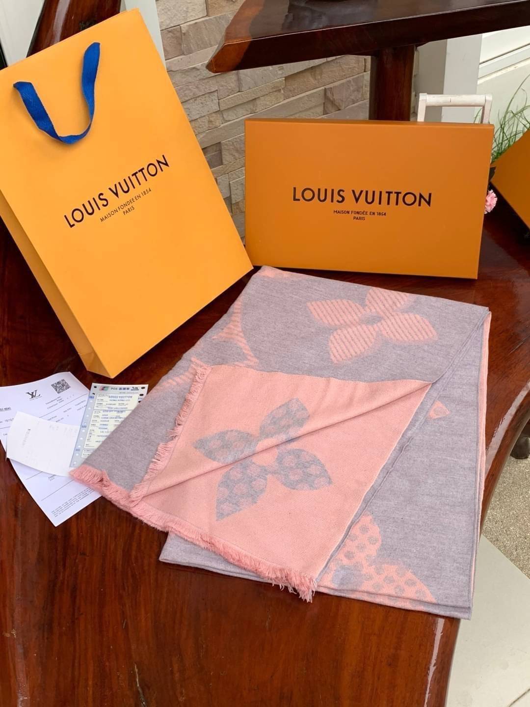 Louis Vuitton Women’s Scarves Accessories อีกหนึ่งแบรนด์ดังจากปารีส ด้วยงานพรีเมี่ยมกิ้ฟ ส่งมอบความรู้สึกดีๆให้กับคนที่คุณรัก ในรูปแบบผ้าพันคอและผ้าคุมไหล่ผืนใหญ่ให้ความอบอุ่น ถักทอด้วยผ้าcashmere ผ้าเนื้อดี สัมผัสนุ่มมือ ทอลายในตัว สีและลายคมชัด เหมาะสำห