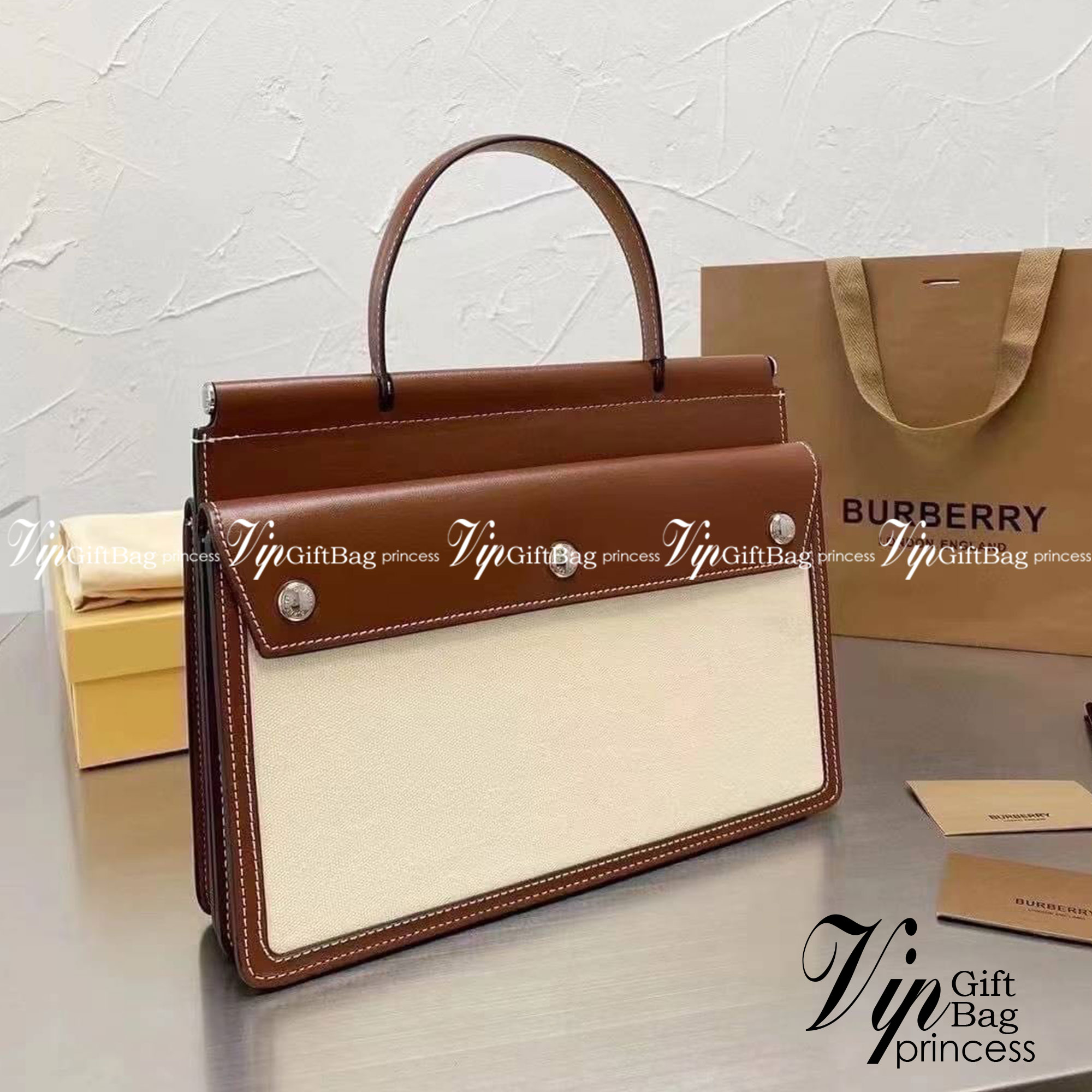 BURBERRY Horseferry Print Title Bag with Pocket Detail กระเป๋าสะพายโทนสีผู้ดี ดีต่อใจ ใบใหญ่กำลังดี จุของได้เยอะ ยิ่งใช้ หนังยิ่งสวย สายยาวถอด หยิบใช้ได้ทุกวัน ทุกโอกาสเลยคร้าาา งานจริงสวยคุ้มเกินราคา