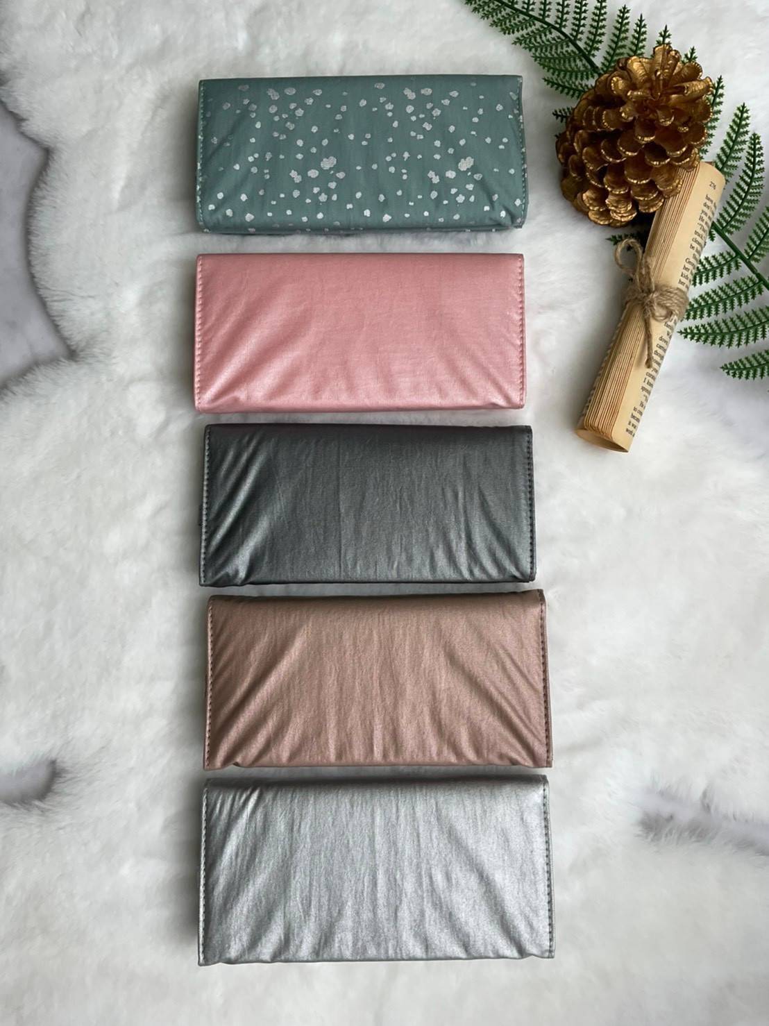 กระเป๋าสตางค์ยาว 3 พับตอน Kipling Brownie long tri-fold wallets กระเป๋าสตางค์ยาวแบบ3พับตอน วัสดุกันน้ำ เปิดปิดด้วยกระดุมแป๊ก มีช่องใส่ธนบัตรหลายช่อง ช่องเสียบการด์ได้ถึง13ช่องลายจุด และใส่รูปภาพได้อีก2ช่อง ช่องซิปใส่เหรียญ ช่องธนบัตร 3 ช่อง ที่จับหัวซิปปั