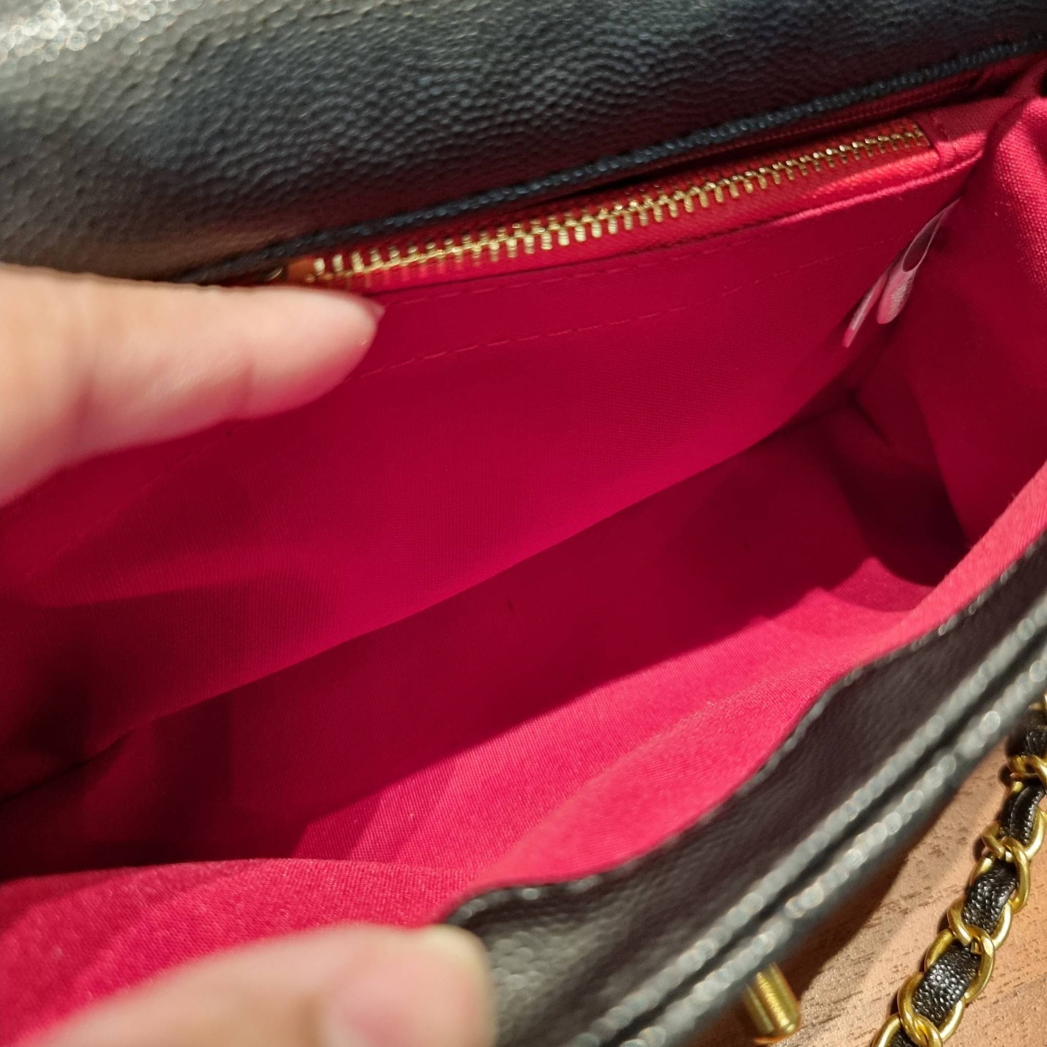 VIP 】รุ่นยอดฮิตตลอดกาล ไซส์กำลังสวย!! จากแบรนด์ Chanel กระเป๋าถือ/สะพาย หนังลายคาเวียร์ โลโก้เด่นชัด เปิด-ปิดกระเป๋าด้วยตัวบิดล็อค อะไหล่สีทองหรู ทรงสวยผู้ดี ภายในกระเป๋ามีช่องโล่งกว้างจุของได้พอสมควร มีช่องซิปแบ่งสัดส่วน ด้านหลังมีช่องเก็บของจุกจิกอีก 1 