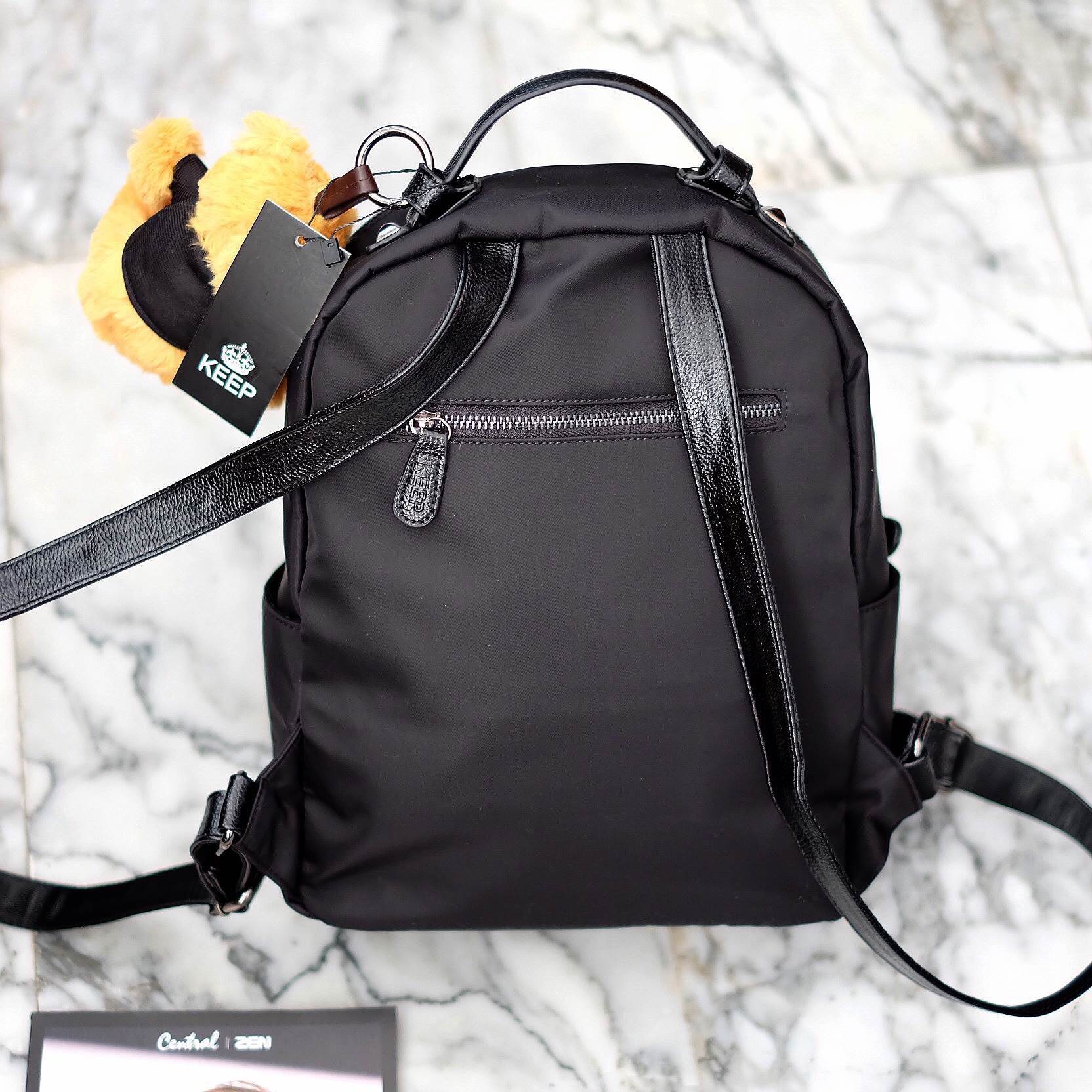 ใหม่ล่าสุด !!! เป้ไนล่อน แบรนด์ KEEP รุ่น Keep classic nylon backpack รุ่นนี้ถือเป็นรุ่นขายดีที่สุดของแบรนด์เลย จุดเด่นที่ กระเป๋า ผ้าไนล่อน น้ำหนักเบา ดีไซด์ ทันสมัย เข้าได้กับทุกชุด สายสะพายเป็นหนังอย่างดี ทนคะ สะพายสบายไหล่คะ ตัวกระเป๋ามีช่องเก็บของจุก