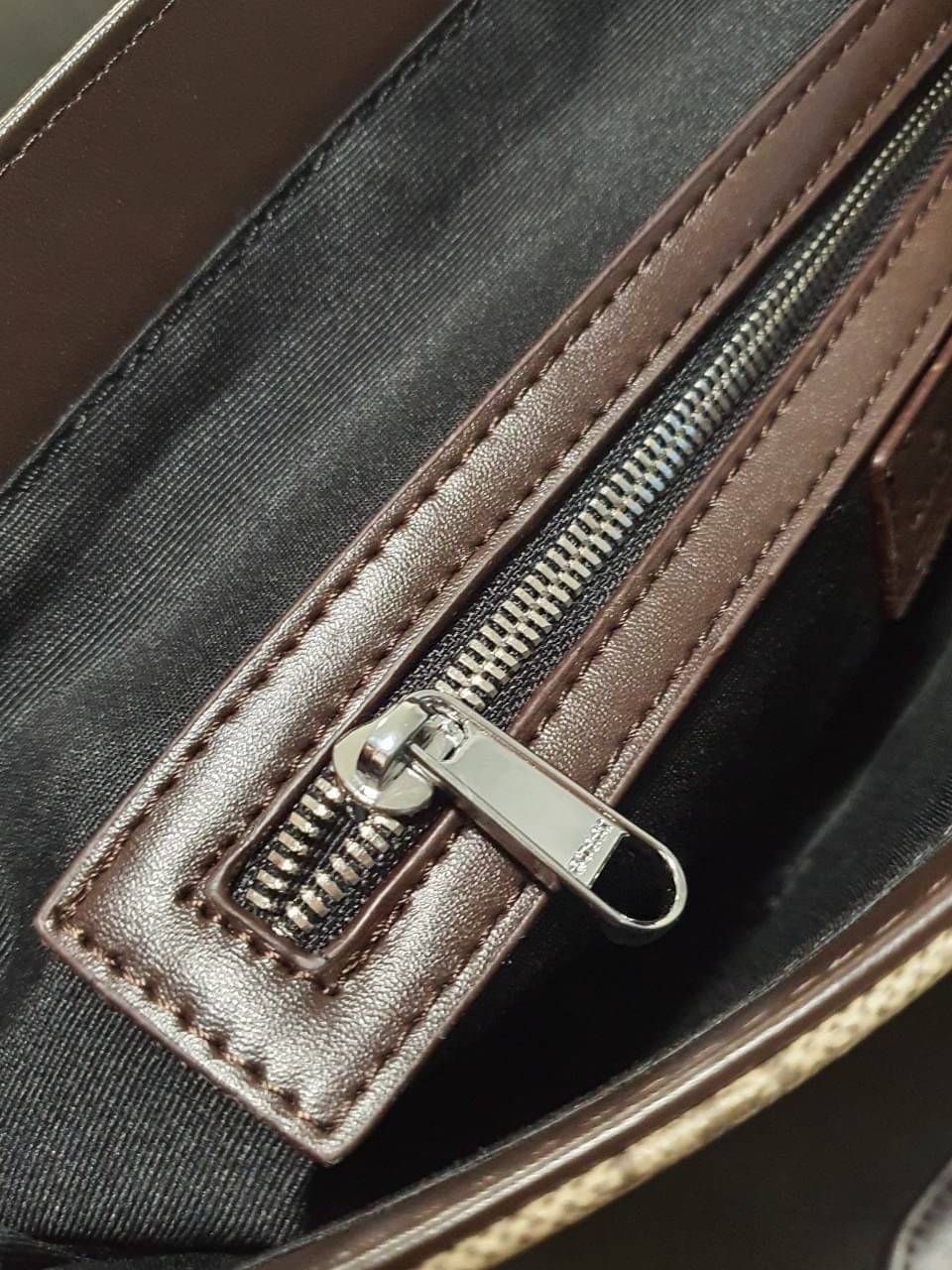 GUCCI VINTAGE MASSENGER BAG ใบใหญ่ ลายแบรนด์ตัดขอบ ทรงสุดฮิต ดีไซน์สวยตัวกระเป๋าอยู่ทรง