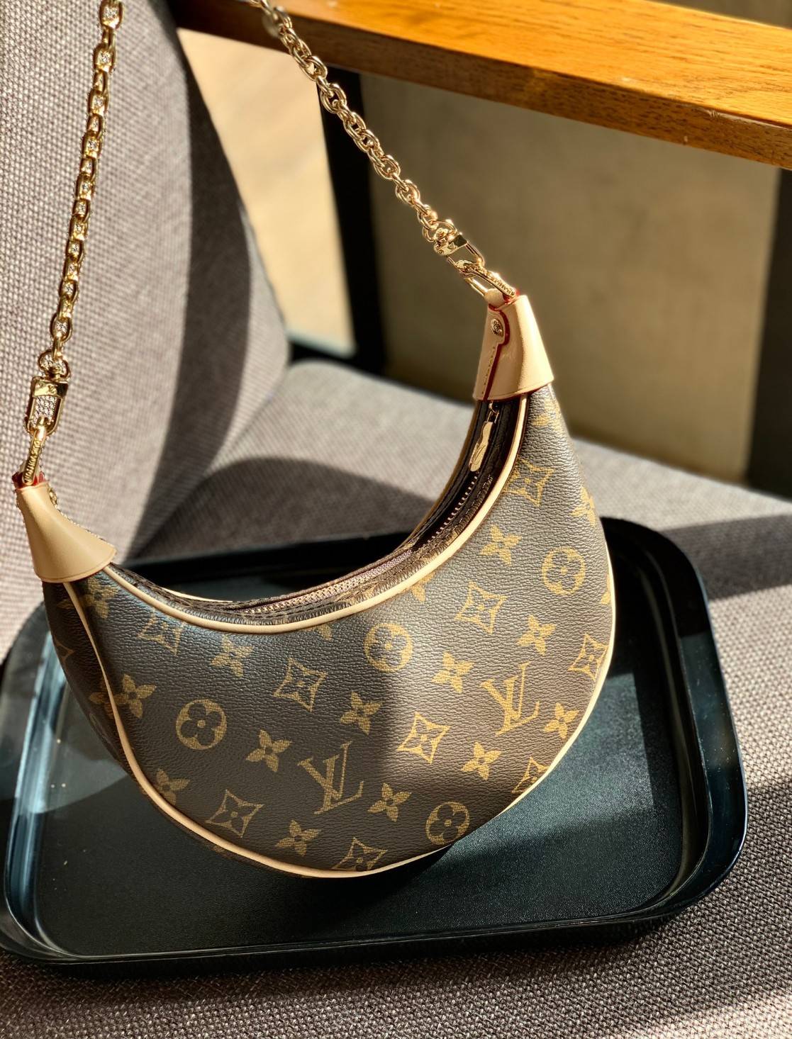 LOUIS VUITTON MONOGRAM LOOP BAG กระเป๋าทรง Loop ที่รังสรรค์ออกมาได้สวย เก๋ และดูดีมากๆ หนังแท้ มีความนิ่มละมุน สัมผัสแล้วคือใช่เลยค่ะ😘 ด้านหน้ามีช่องซิปเล็กให้ใส่ของจุกจิก เปิด-ปิดช่องหลักแบบซิป ภายในสามารถใส่กระเป๋าเงินใบกลางได้;มือถือได้ทุกรุ่น;