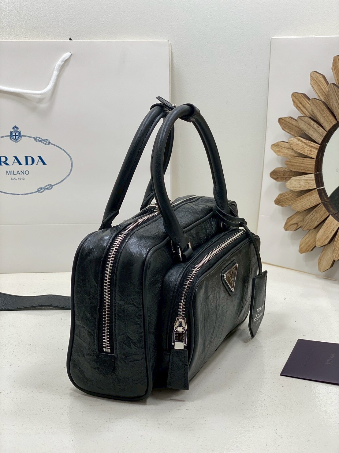 ORI หนังแท้ | Prada Antique nappa leather multi-pocket top-handle bag กระเป๋าสะพายทรง keepall มีช่องซิปด้านหน้าพร้อมหูจับ งานหนังยับดีไซน์เอฟเฟกต์เท็กซ์เจอร์ที่มีเสน่ห์สไตล์วินเทจ