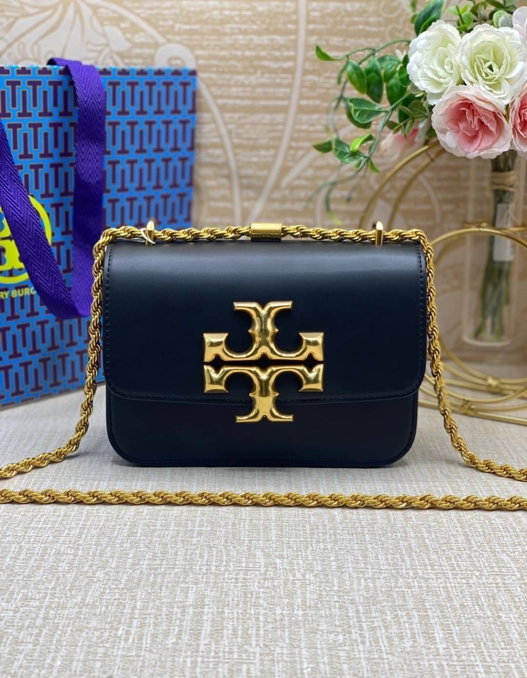Tory Burch Eleanor Medium Convertible Shoulder Bag / Tory Burch 75003 ฮอตไอเท็ม รุ่นนี้ขายดีขายหมด สวยหรู คุณหนู ผู้ดี!! หายากมากแล้วน้า กระเป๋าสะพายข้าง ดีไซน์อยู่ทรง ขนาดกำลังสะดวกใช้สำหรับสาว เปิด-ปิดด้วยแถบแม่เหล็ก ภายในแบ่งสัดส่วนได้เป็นอย่างดี