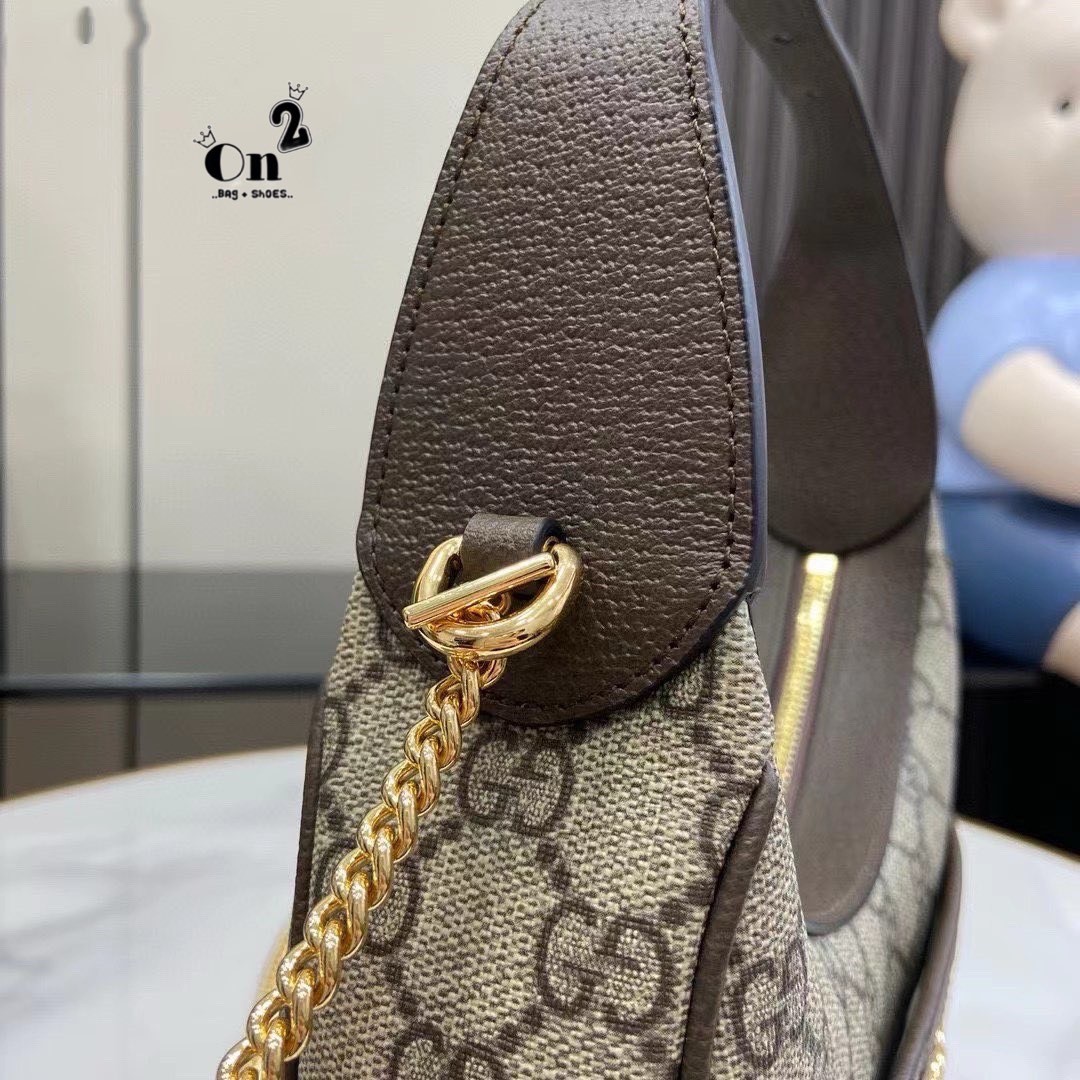 GUCCI Ophidia super mini shoulder bag กระเป๋าสะพายไหล่ทรงยอดนิยม รุ่นนี้น้องน่ารักมาก ใครที่ชอบกระเป๋าใบกะทัดรัดแนะนำใบนี้เลยค่ะ มีสายยาวโซ่ไว้สะพายข้างได้ รับไปไม่ผิดหวังค่ะ